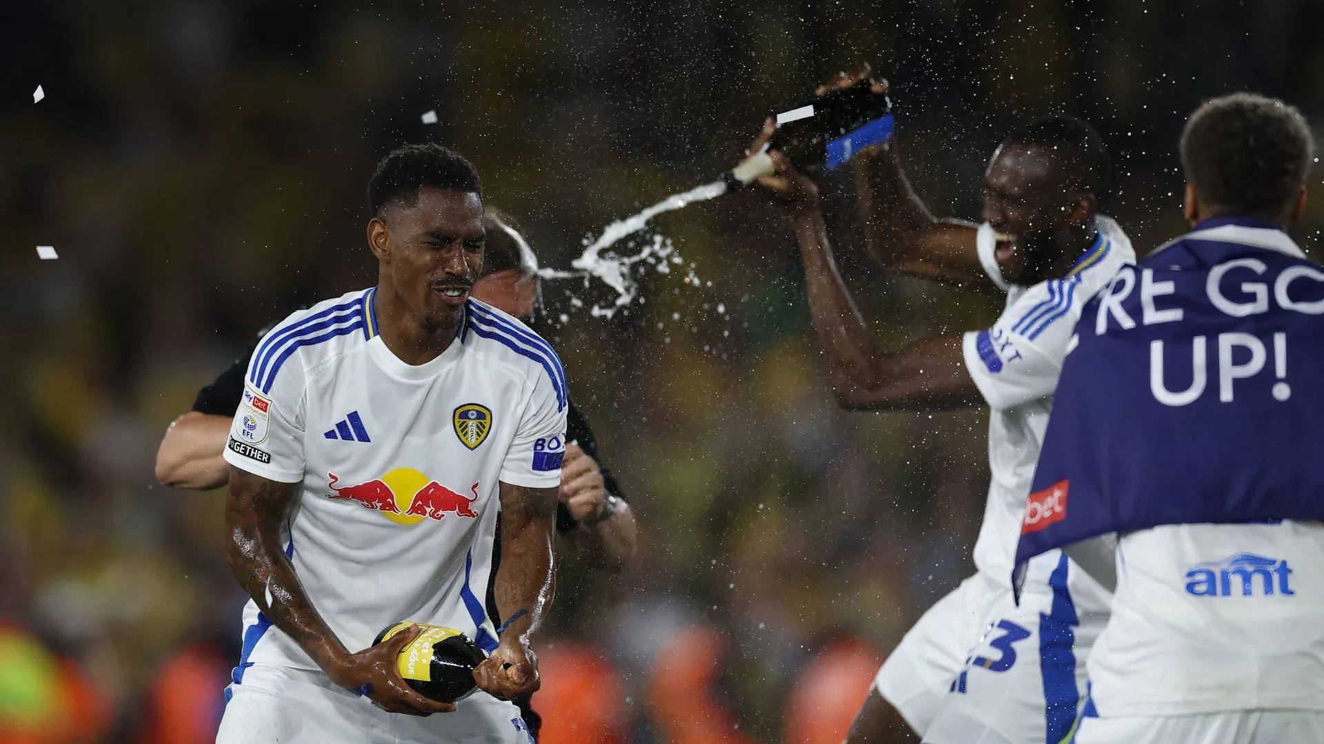 Junior Firpo ăn mừng trong trận đấu của Leeds United