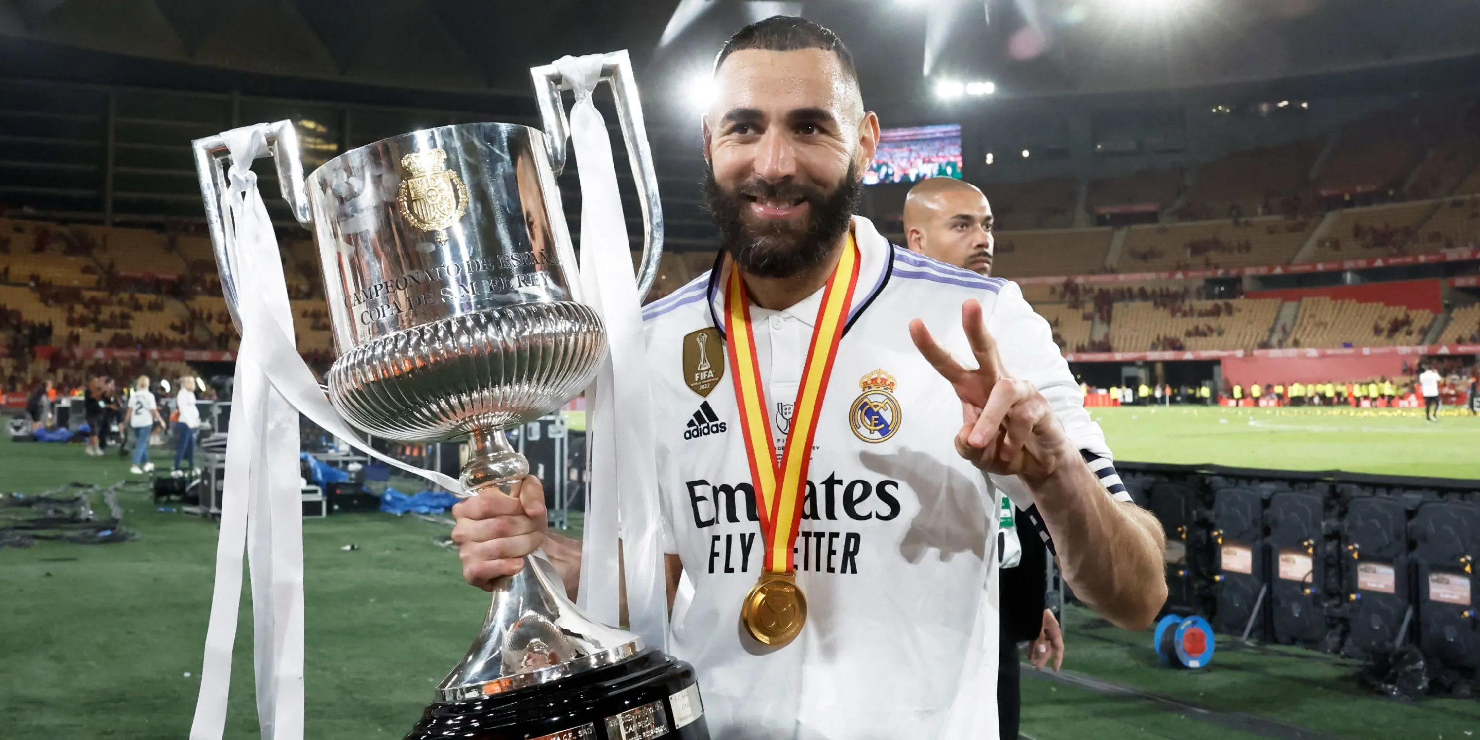 Karim Benzema thi đấu cho Real Madrid trong trận Siêu kinh điển