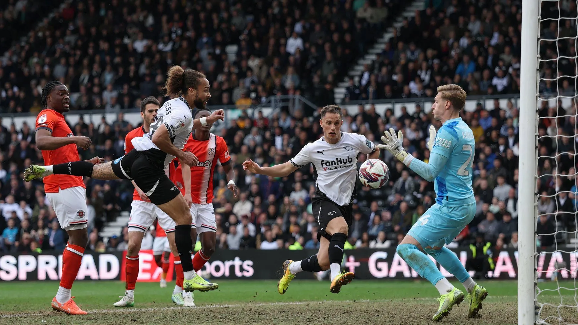 Marcus Harness của Derby County nỗ lực trong trận đấu với Luton Town tại Championship