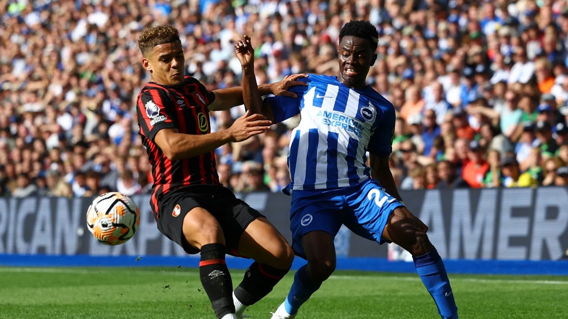 Max Aarons tranh chấp bóng trong một trận đấu của AFC Bournemouth ở Premier League