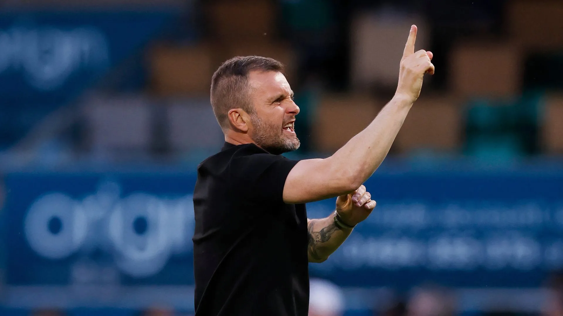 Nathan Jones ra hiệu cho người hâm mộ Charlton Athletic