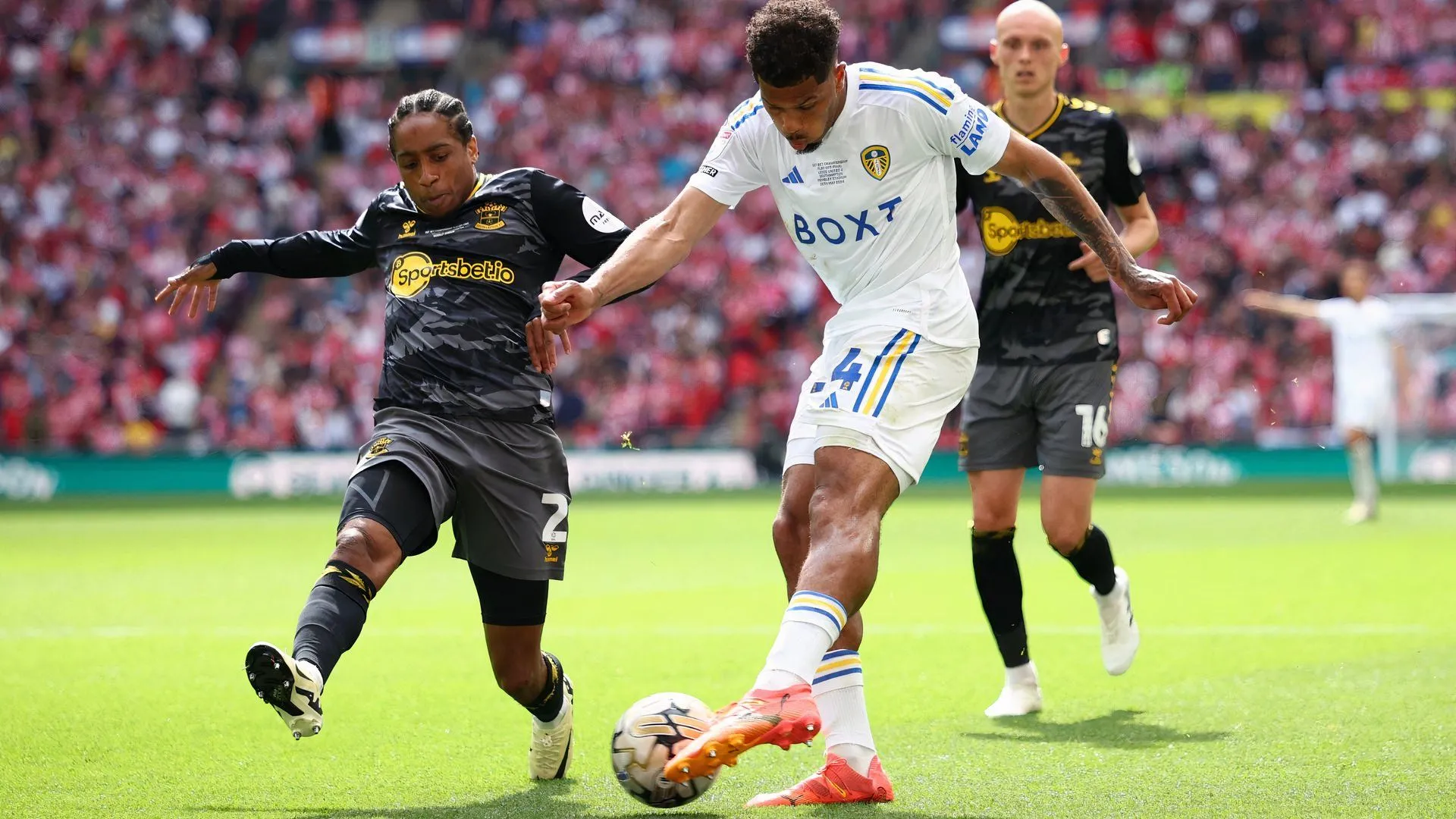 Pha tranh chấp bóng giữa Kyle Walker-Peters của Southampton và Georginio Rutter của Leeds United
