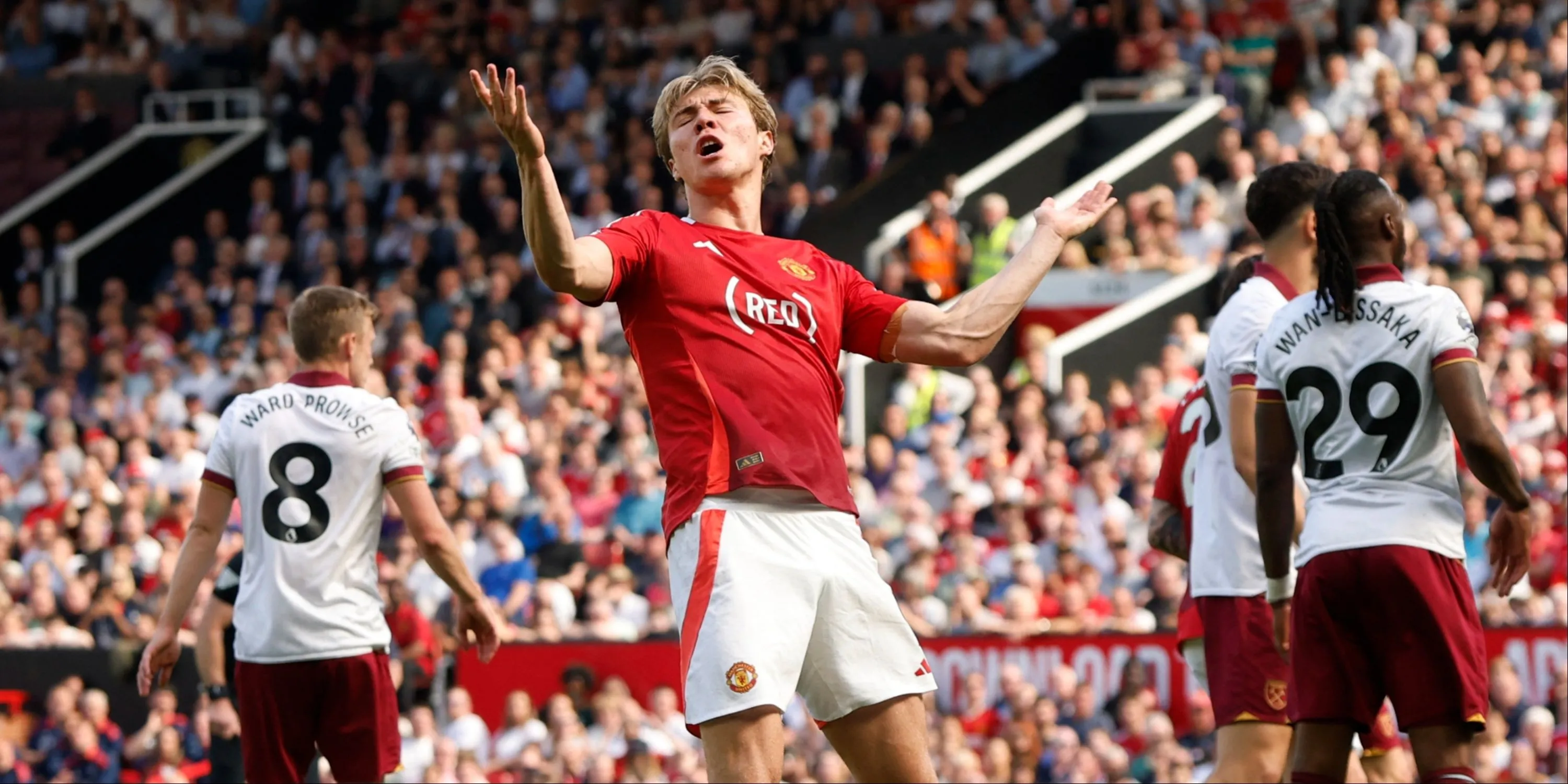 Rasmus Hojlund trong một trận đấu của Manchester United