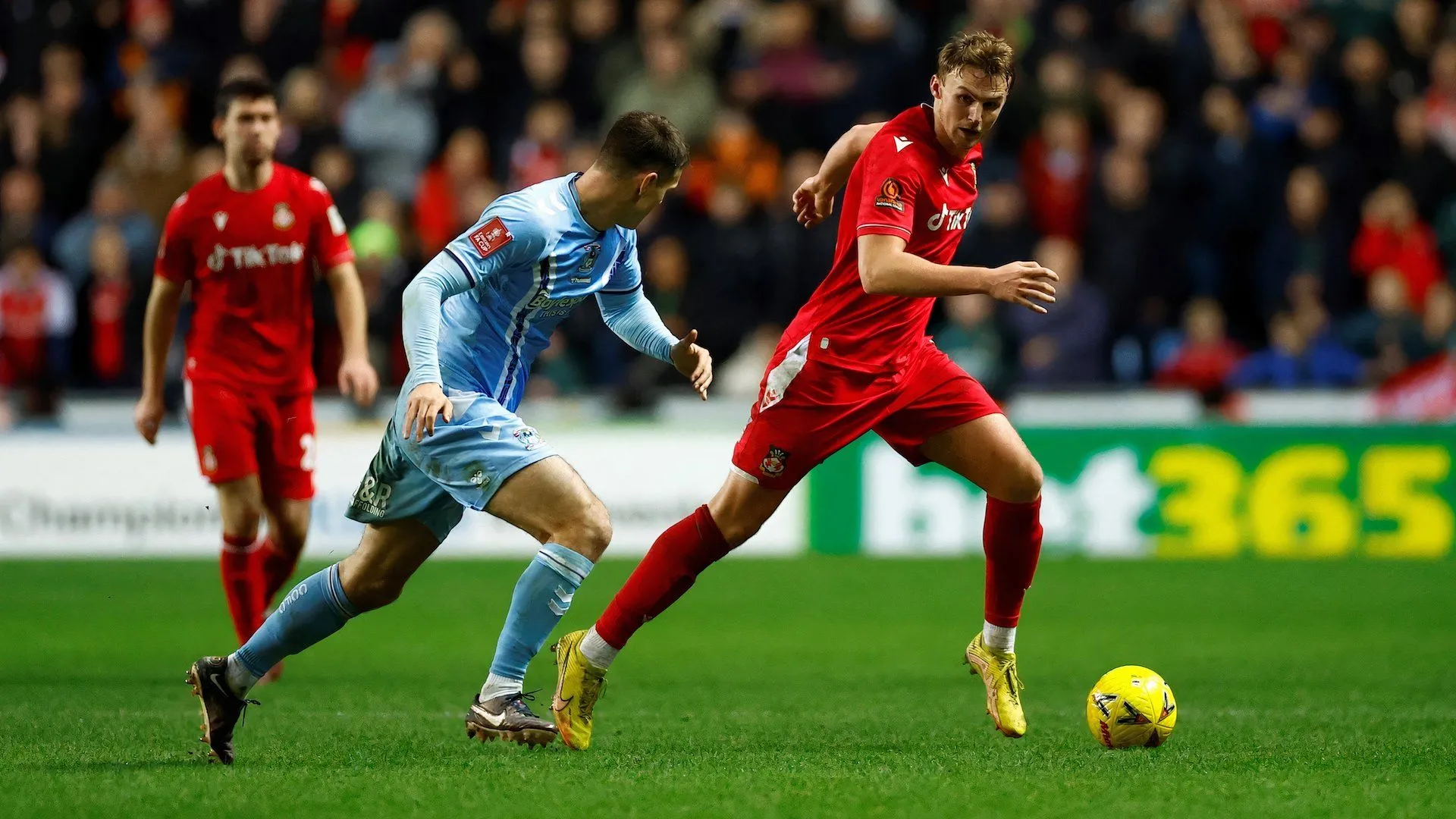 Sam Dalby thể hiện trên sân trong màu áo Wrexham