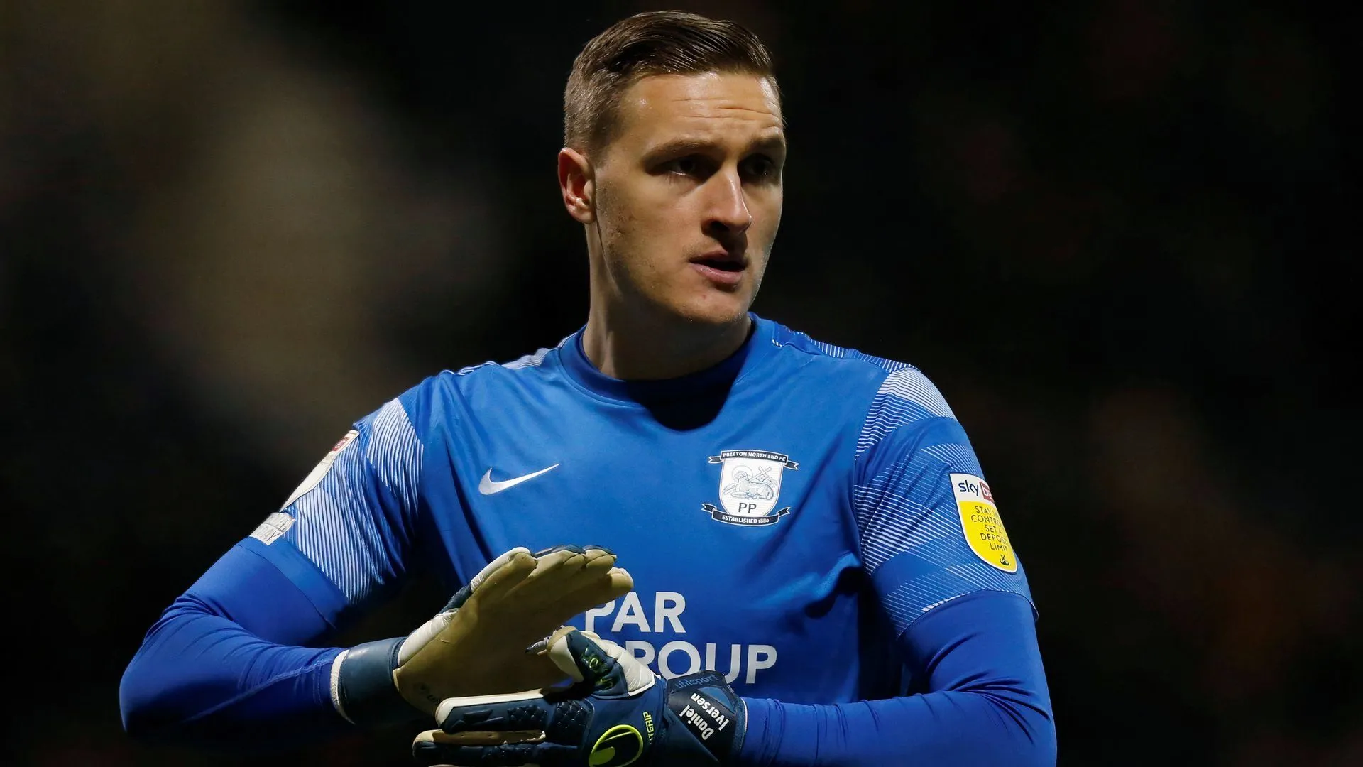Thủ môn Daniel Iversen trong màu áo CLB Preston North End ở lần cho mượn trước