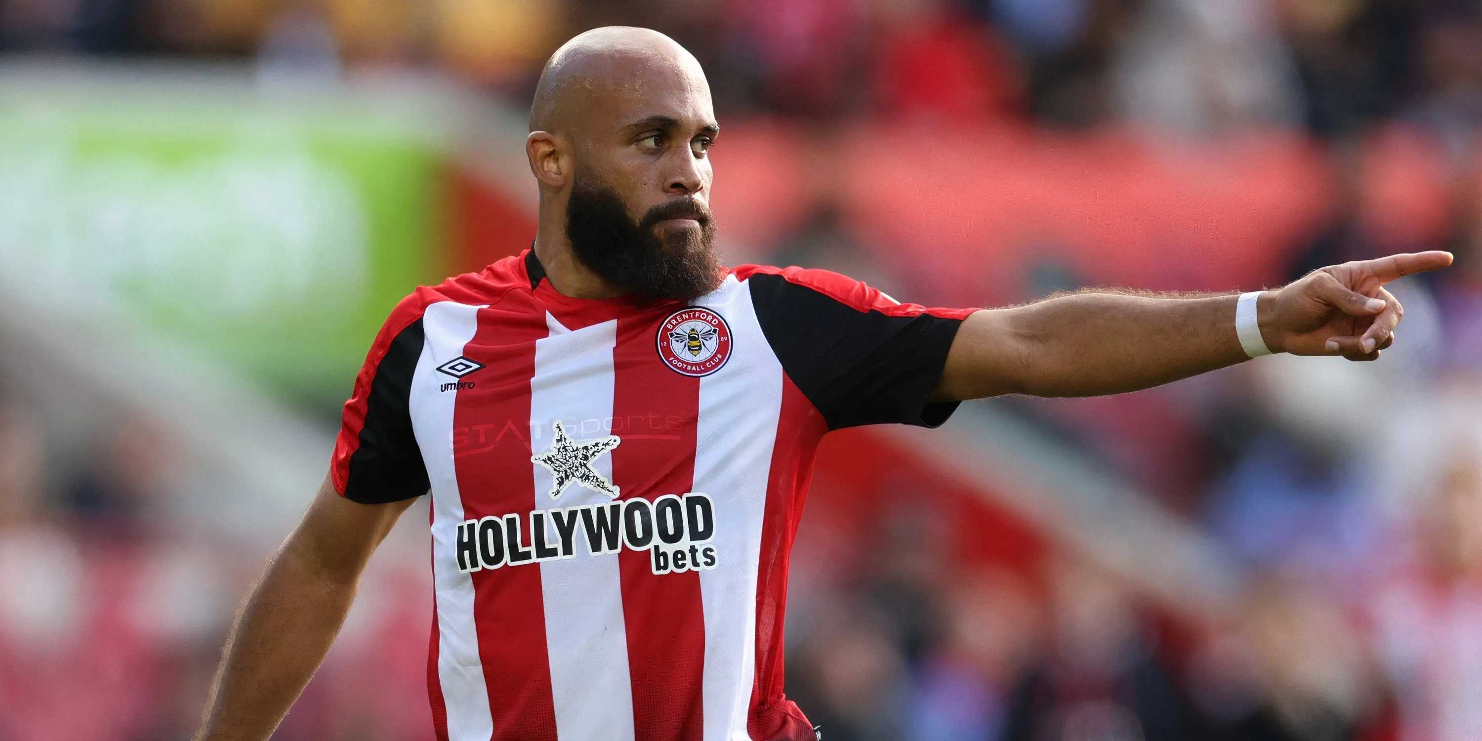 Tiền đạo Bryan Mbeumo của Brentford đi bóng mạnh mẽ ở Premier League.