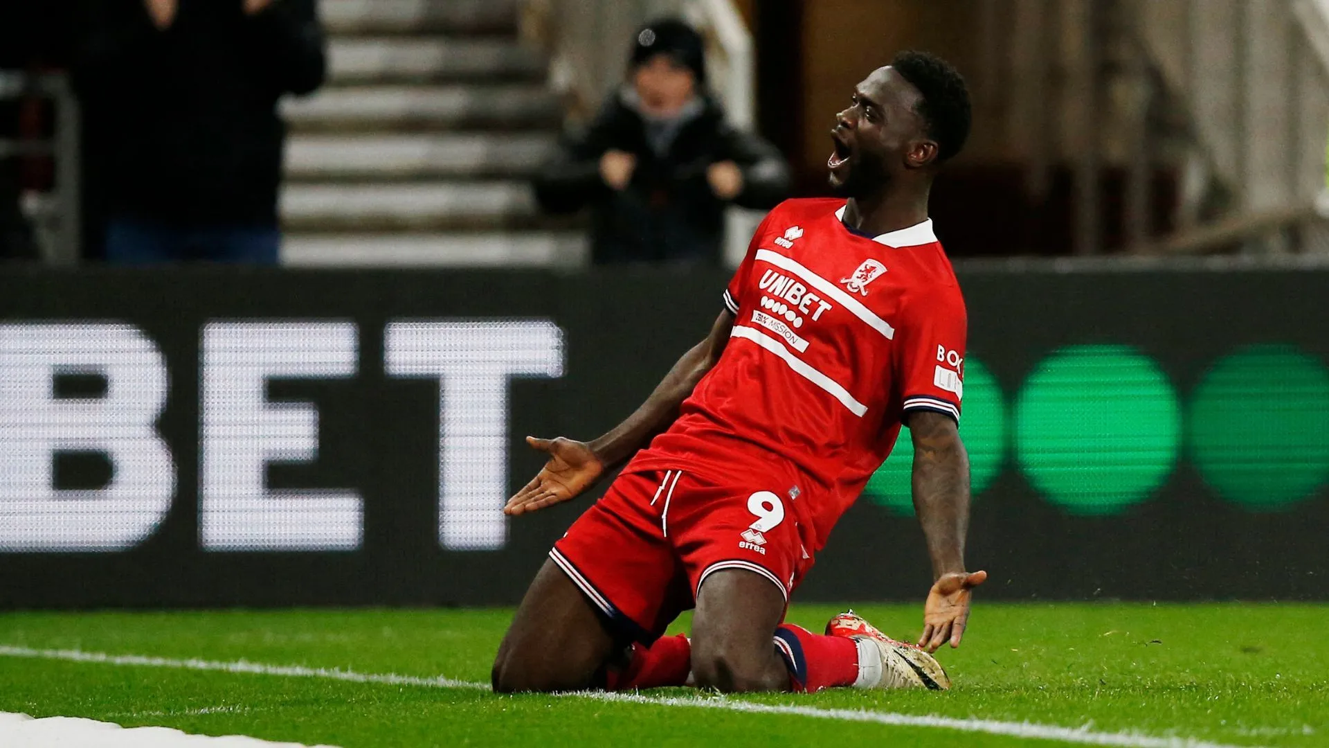 Tiền đạo Emmanuel Latte Lath thi đấu cho Middlesbrough trận gặp Leeds United, một trong những trận cuối trước khi gia nhập Atlanta United.