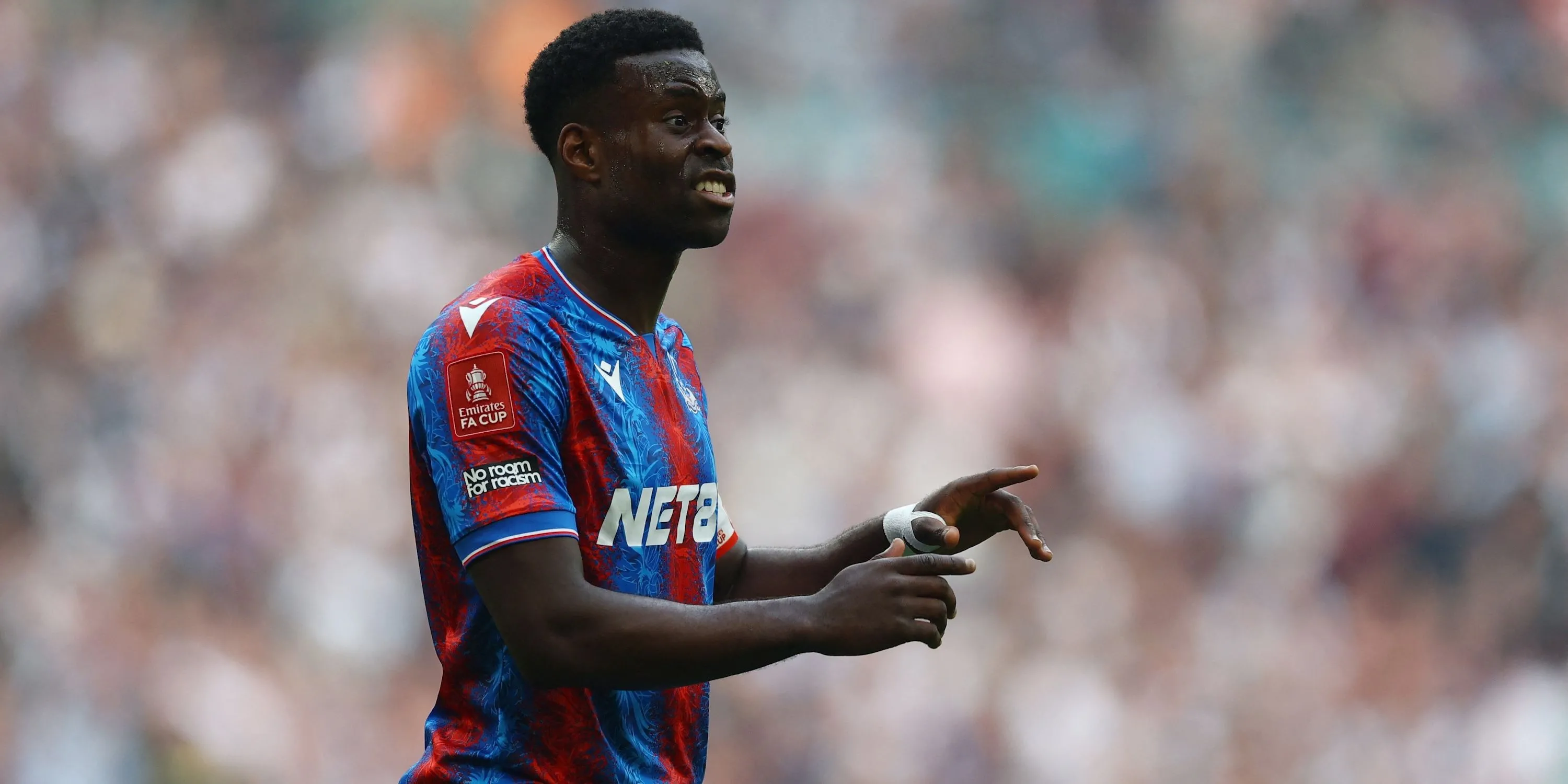 Trung vệ Marc Guehi của Crystal Palace phản ứng trong một tình huống trên sân