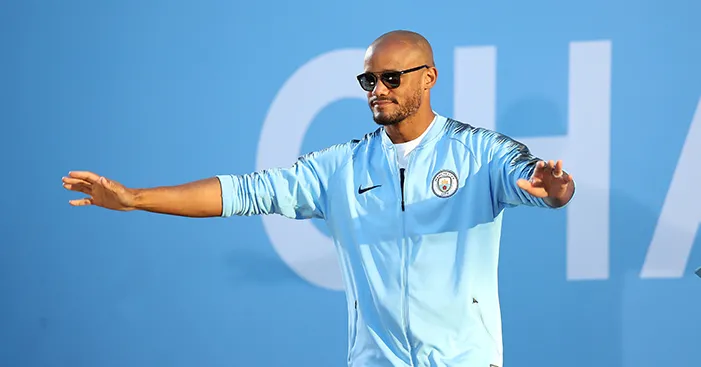 Vincent Kompany ăn mừng chức vô địch Premier League cùng Man City