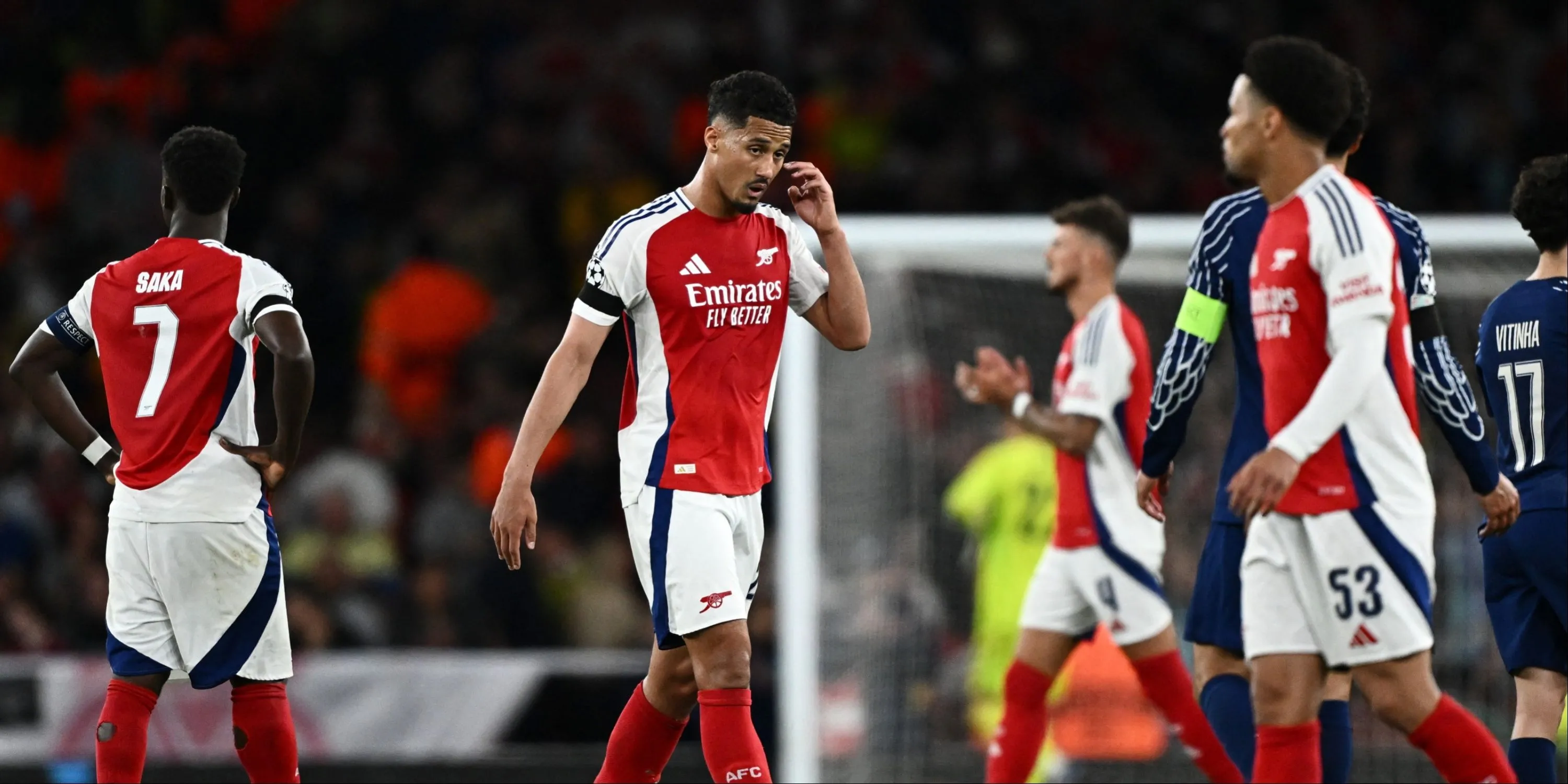 William Saliba thi đấu cho Arsenal, đối mặt với sự quan tâm từ Real Madrid và PSG