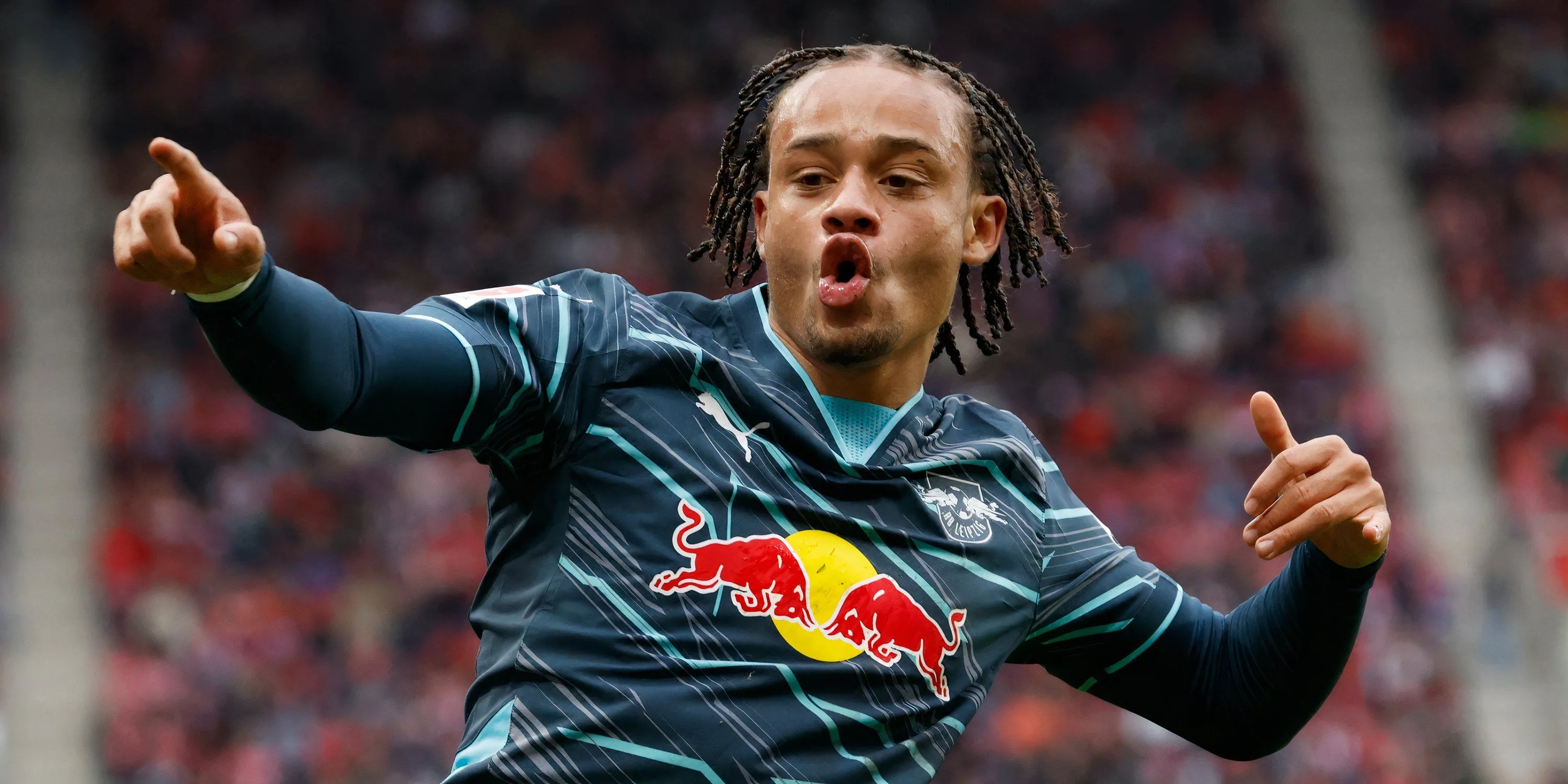 Xavi Simons trong màu áo RB Leipzig, thể hiện khả năng thu hồi bóng và lối chơi năng nổ