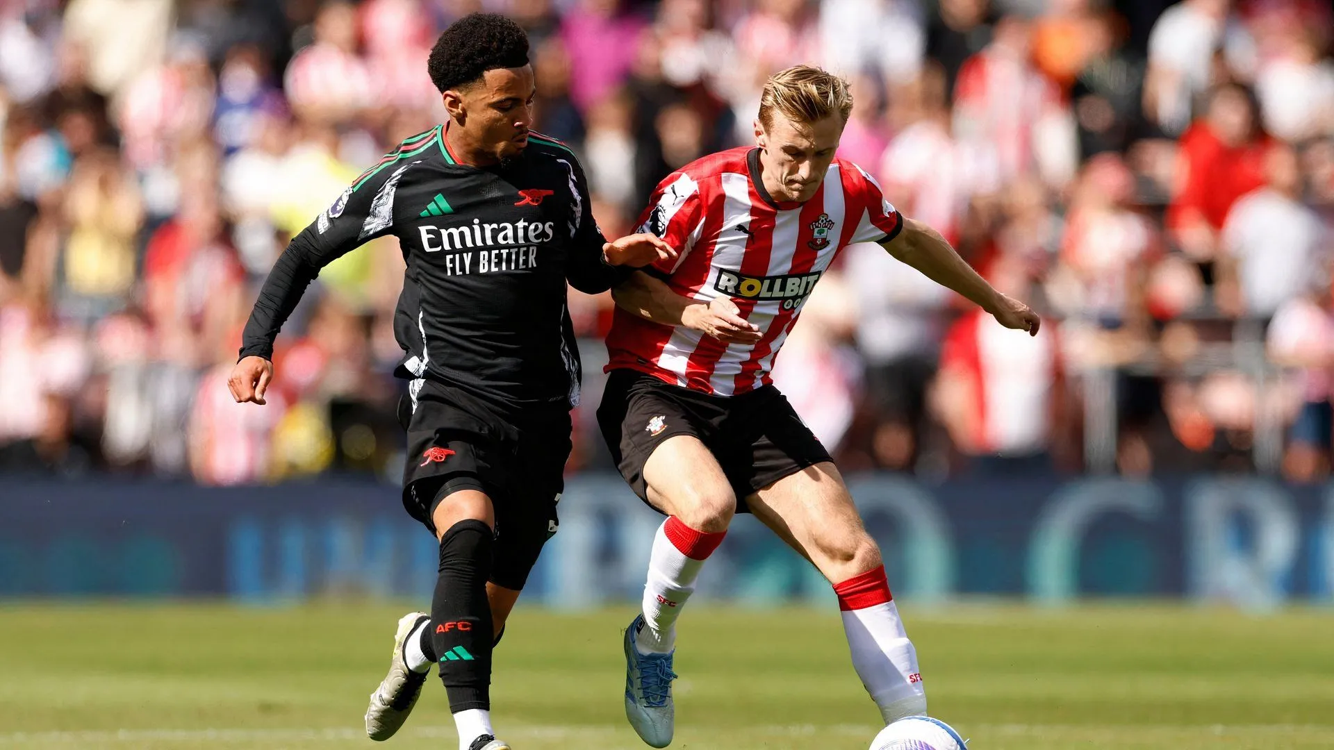 Flynn Downes và Ethan Nwaneri trong trận đấu của Southampton