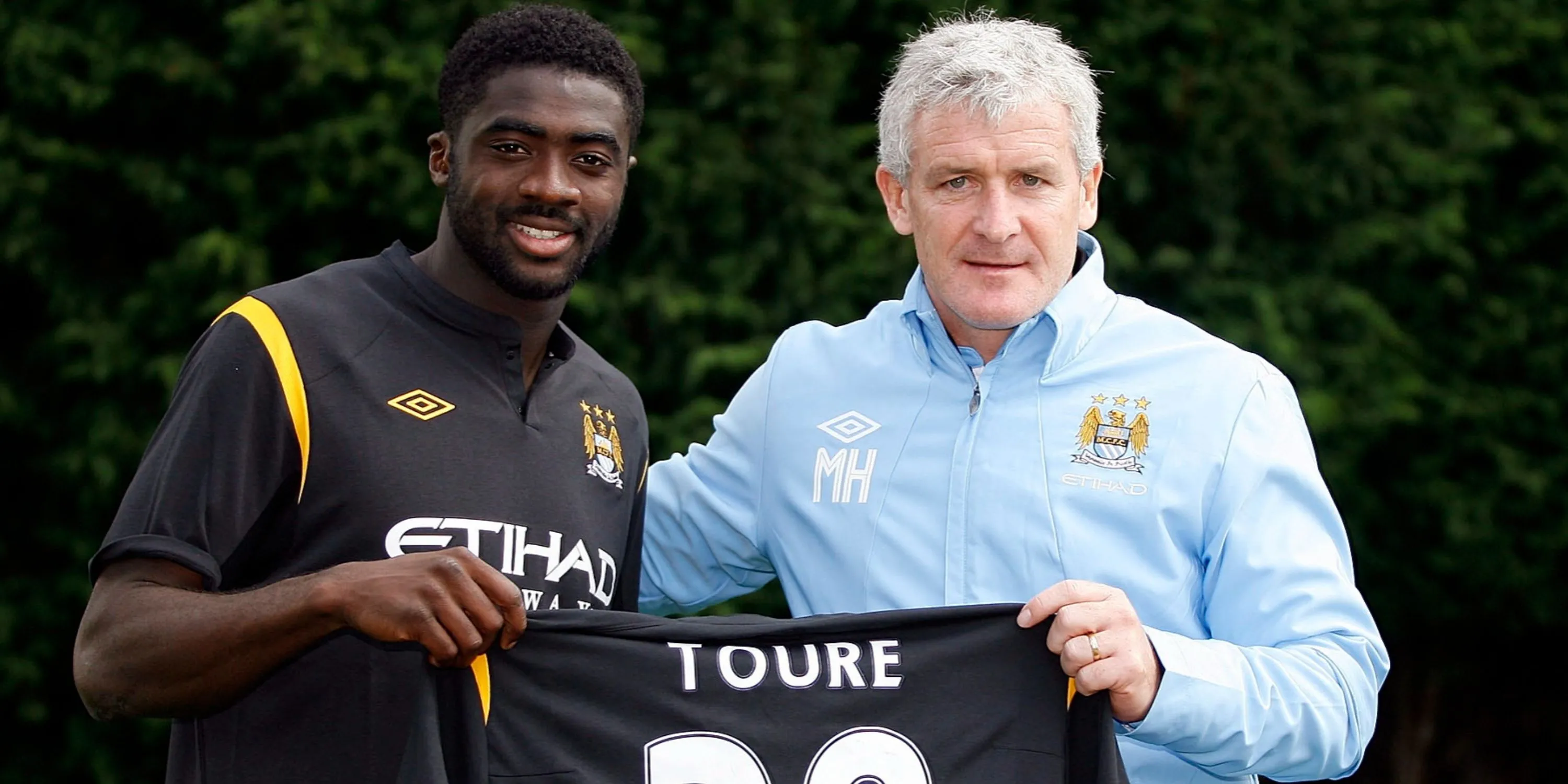 Hậu vệ Kolo Toure trong màu áo Manchester City, từng nhận án cấm thi đấu vì dương tính với doping.