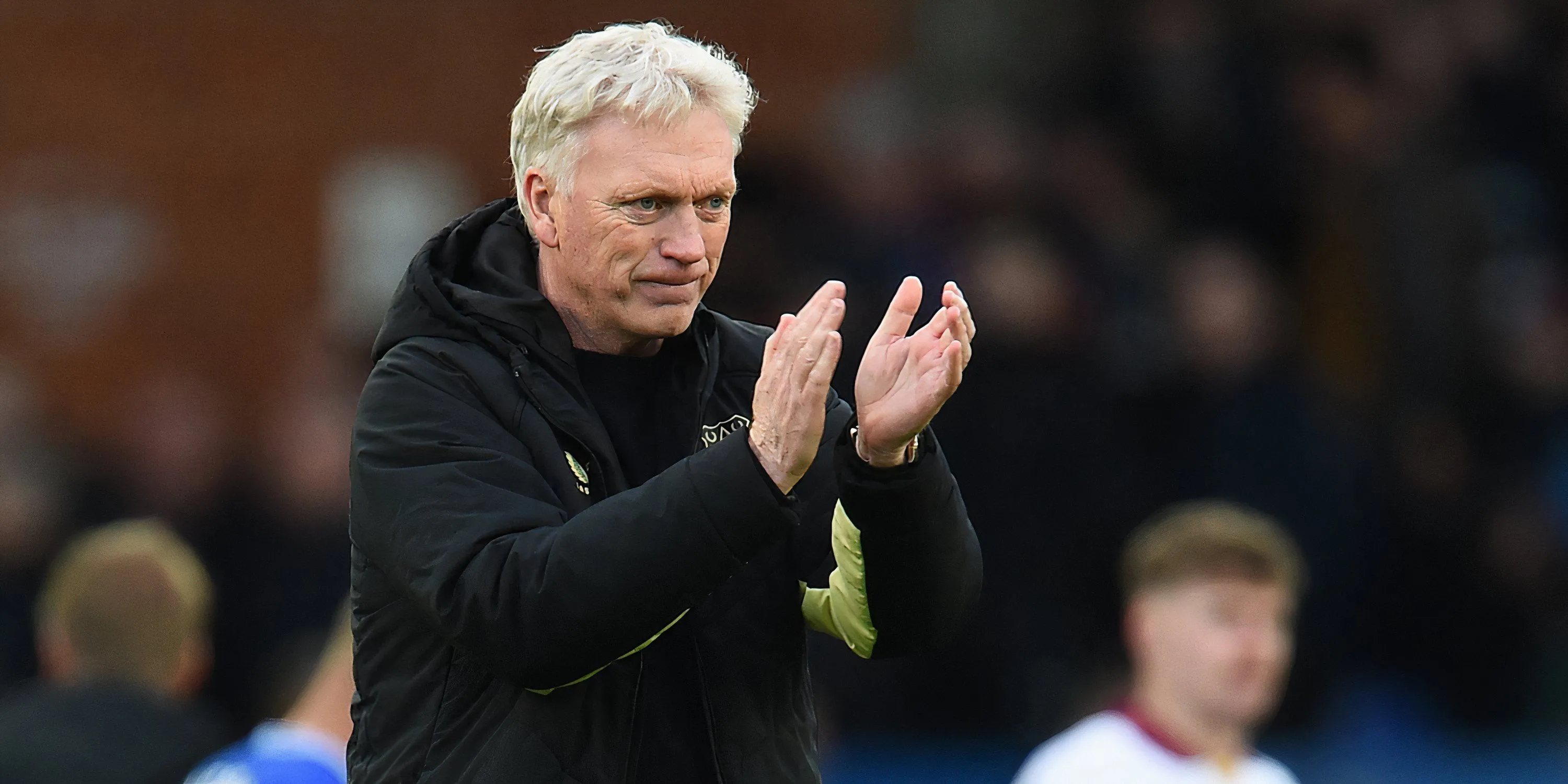 HLV David Moyes của Everton đang tìm cách tăng cường hàng thủ