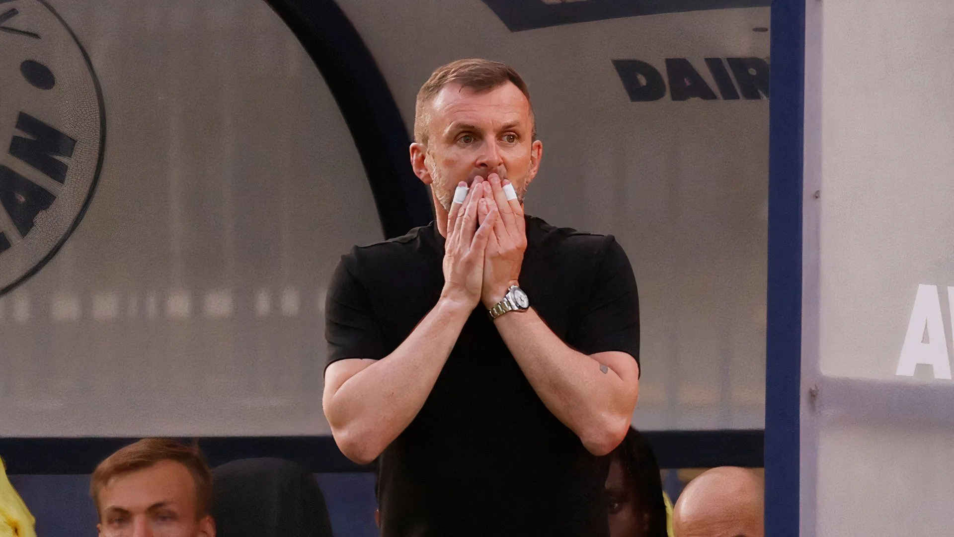 HLV Nathan Jones chỉ đạo Charlton