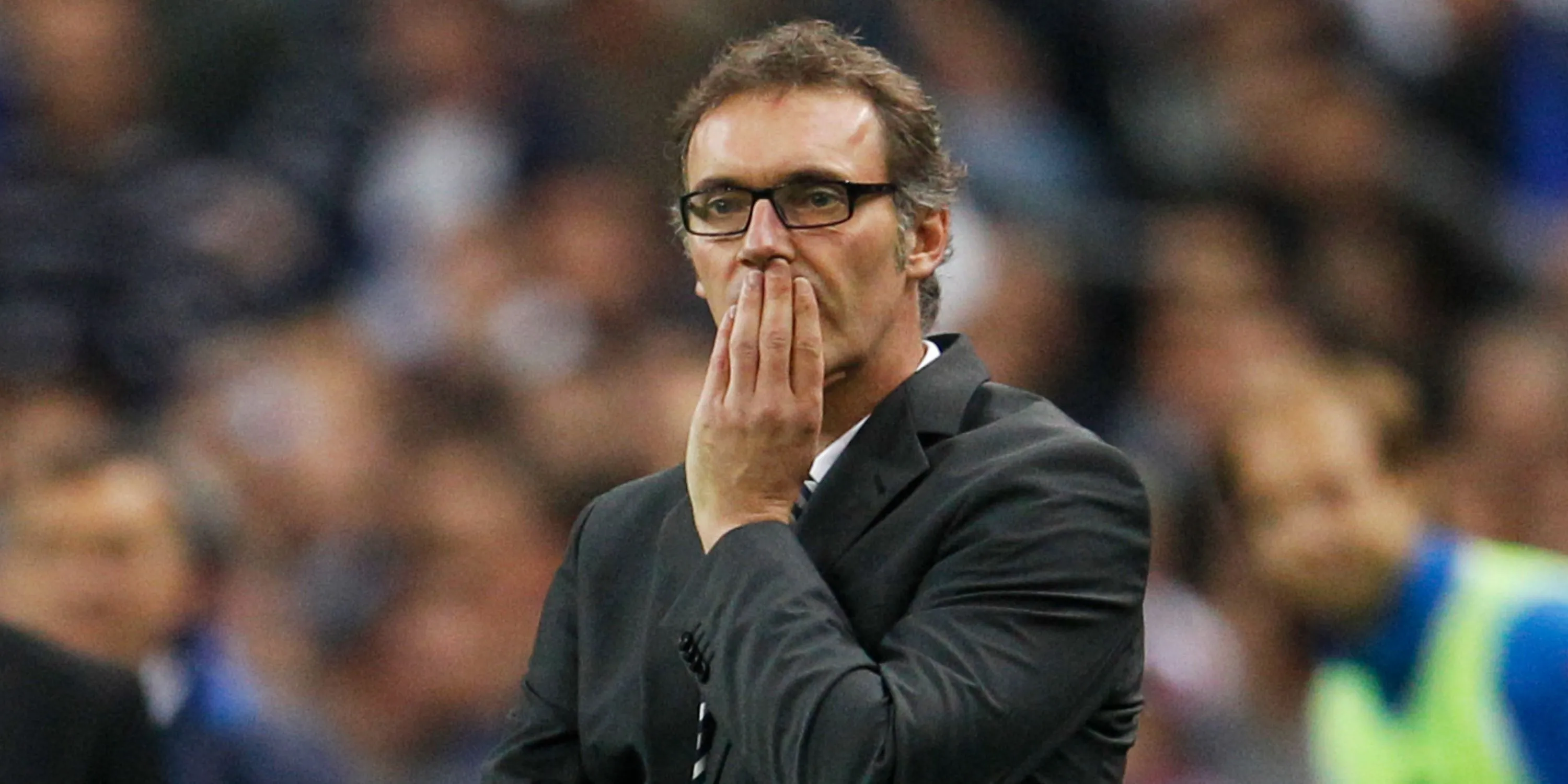 Huấn luyện viên Laurent Blanc trên sân chỉ đạo đội bóng Al-Ittihad