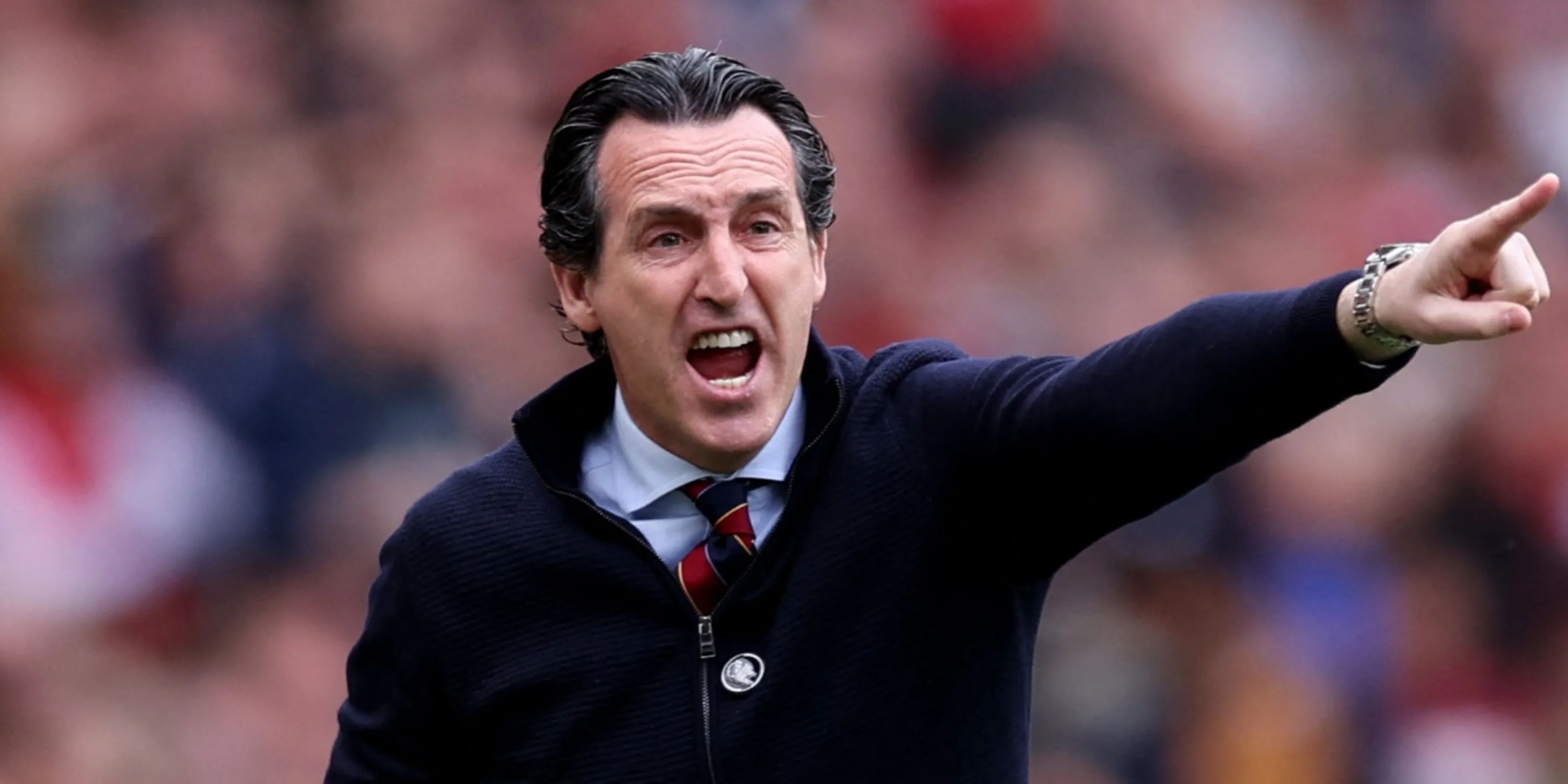 Huấn luyện viên Unai Emery của Aston Villa chỉ đạo từ đường biên