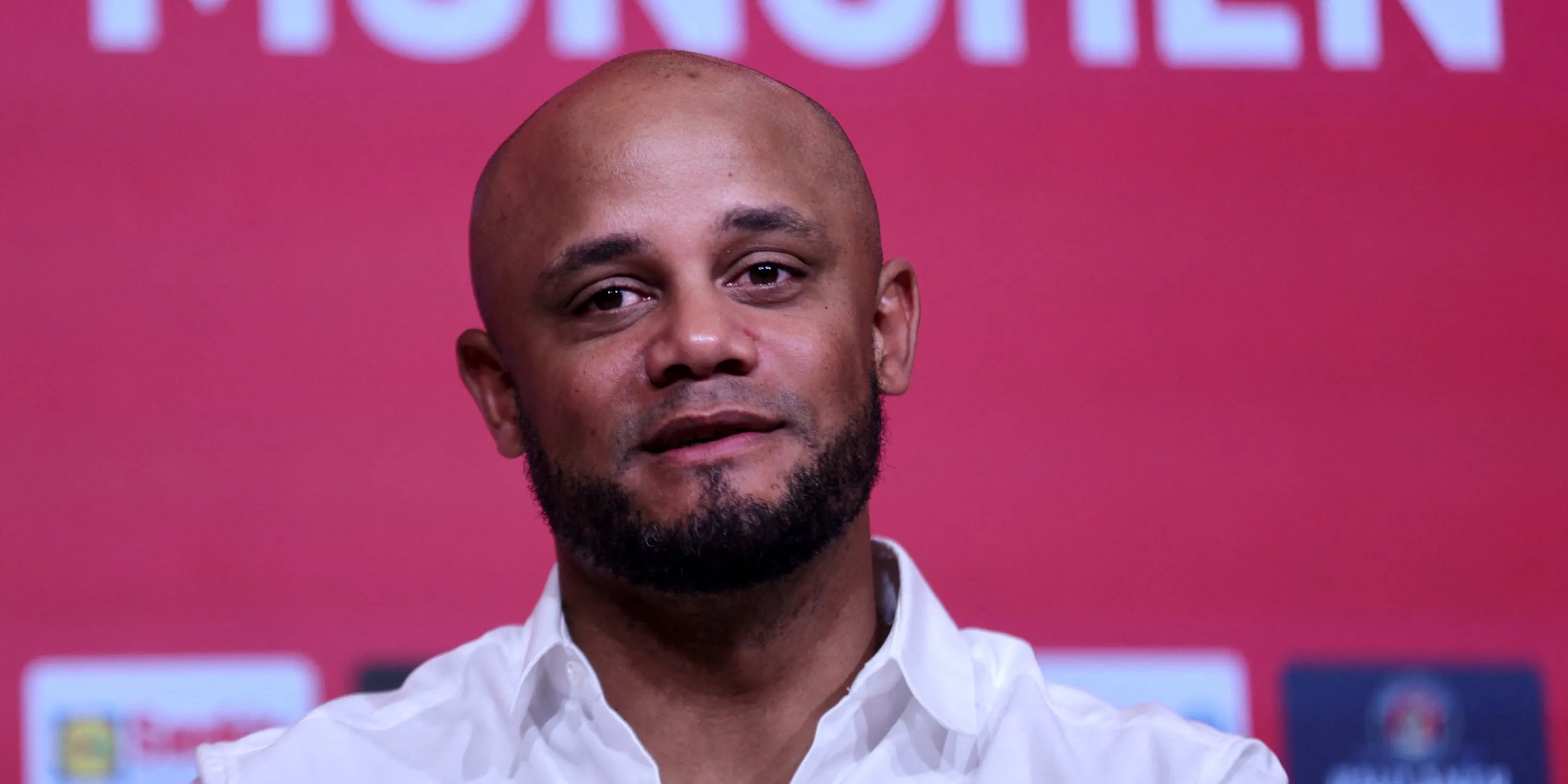 Huấn luyện viên Vincent Kompany trong buổi họp báo của Bayern Munich