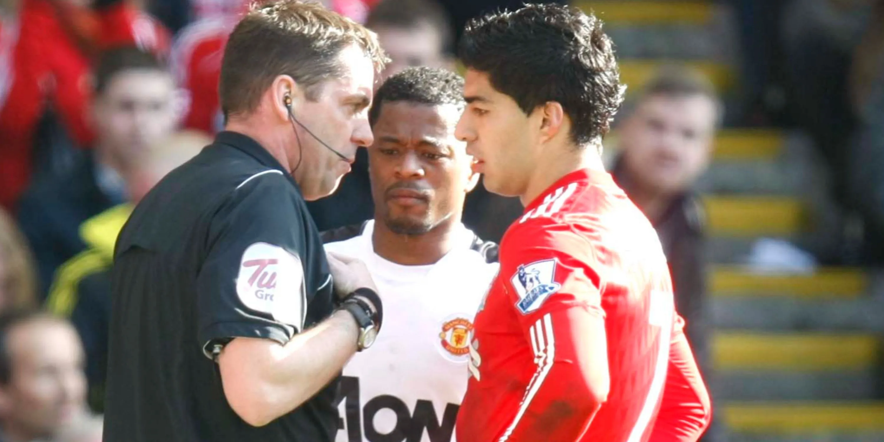 Luis Suarez và Patrice Evra trên sân, liên quan đến vụ lùm xùm phân biệt chủng tộc.