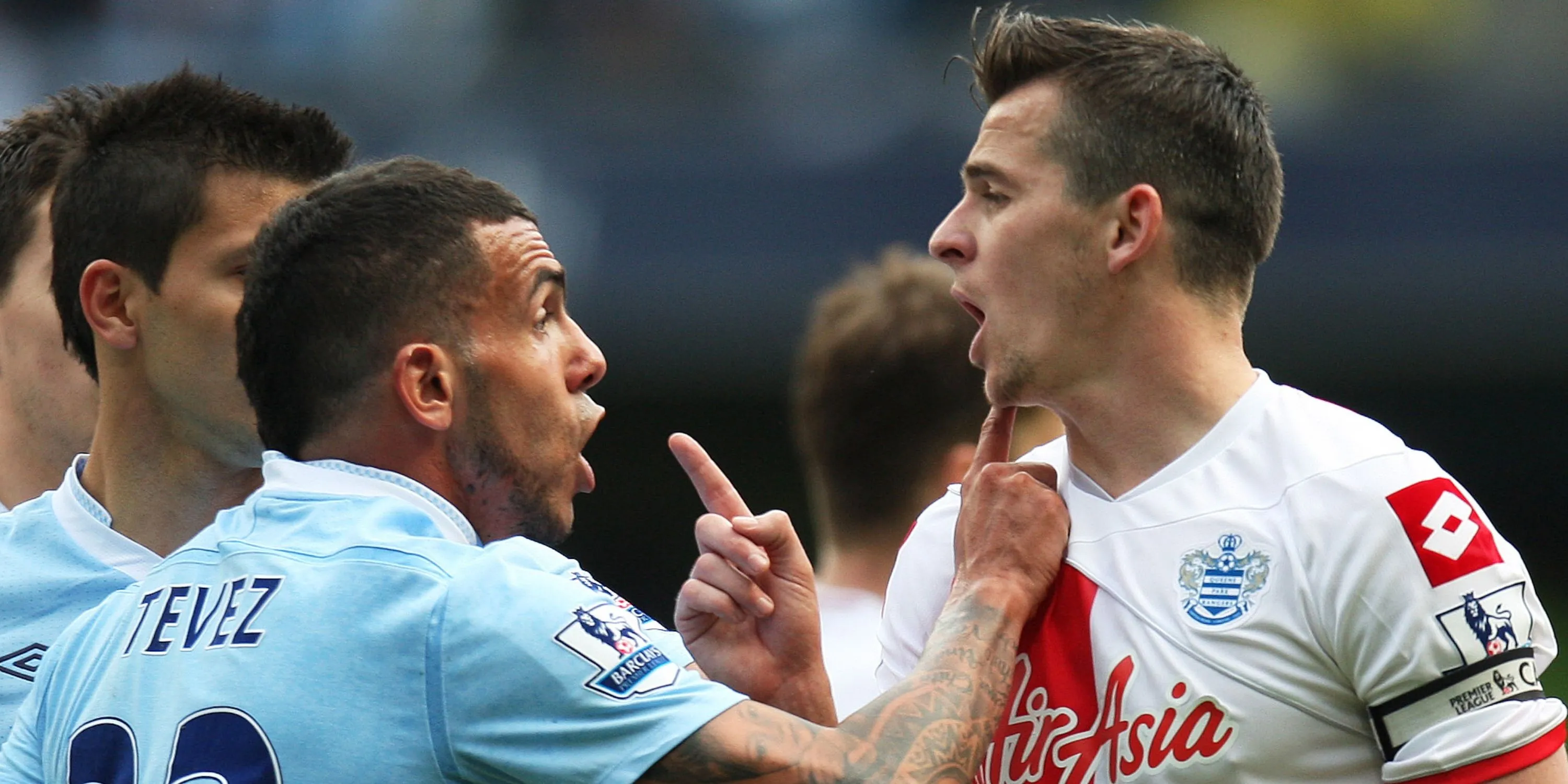 Tiền đạo Carlos Tevez của Man City và tiền vệ Joey Barton của QPR trên sân, liên quan đến vụ va chạm dẫn đến án phạt của Barton.