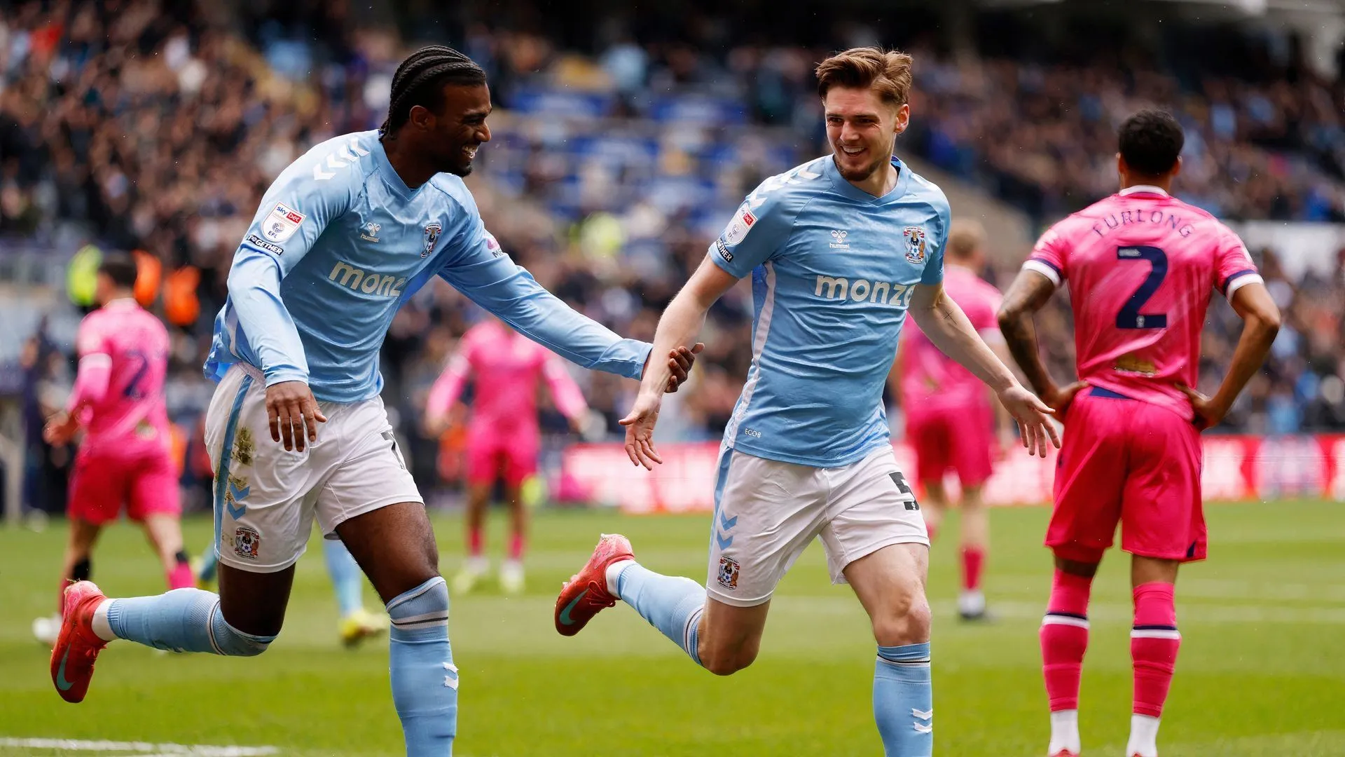 Tiền vệ Jack Rudoni ghi bàn cho Coventry City trong trận gặp West Brom