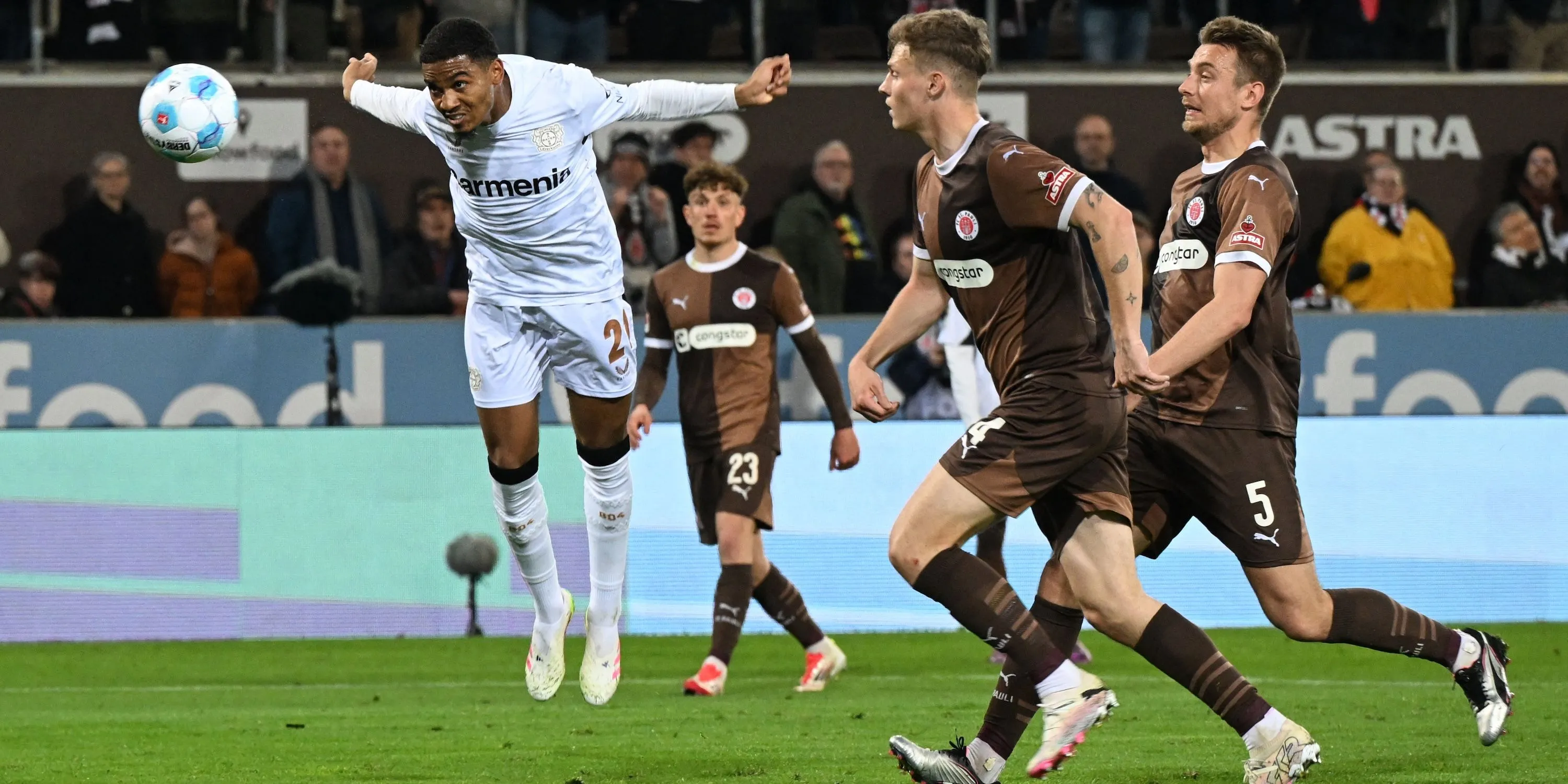 Amine Adli, mục tiêu chuyển nhượng của Wolves, đang thi đấu cho Bayer Leverkusen.
