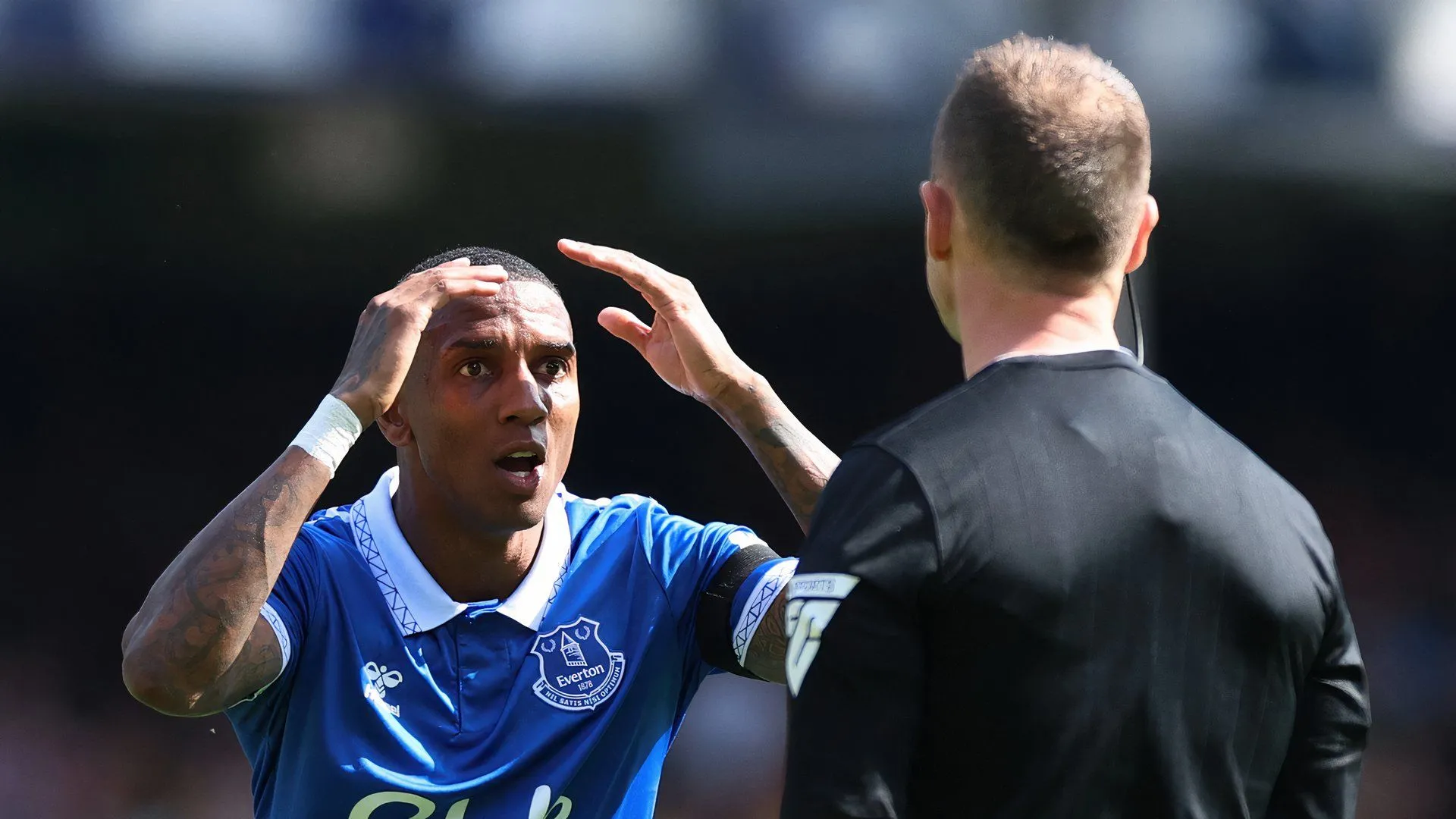 Ashley Young trong màu áo Everton, sắp mang kinh nghiệm Premier League đến Ipswich Town.