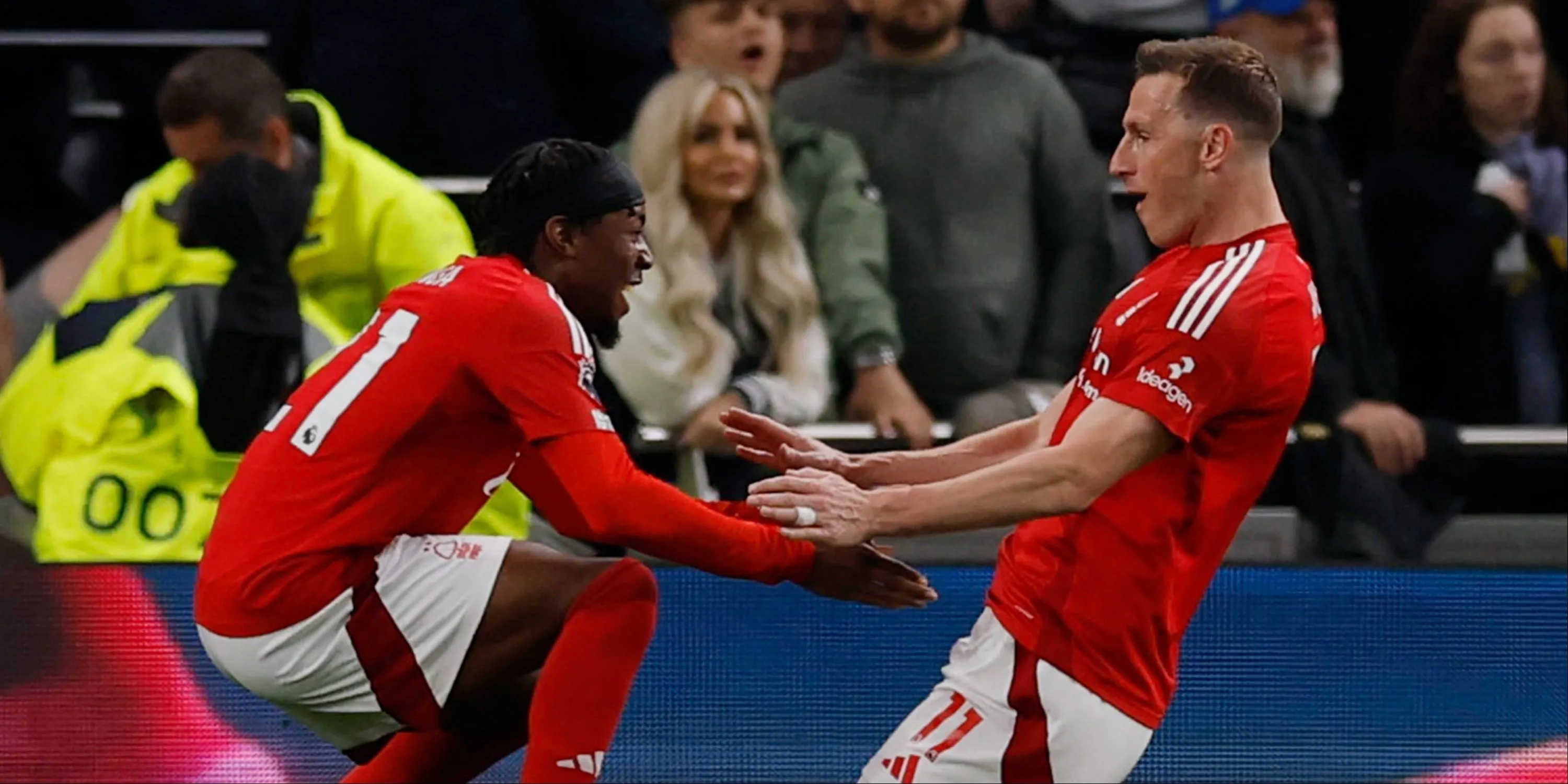 Cặp đôi Anthony Elanga và Chris Wood đã tạo ra sự ăn ý đáng nể tại Nottingham Forest, gợi ý về tiềm năng kết hợp giữa Elanga và Šeško tại Newcastle