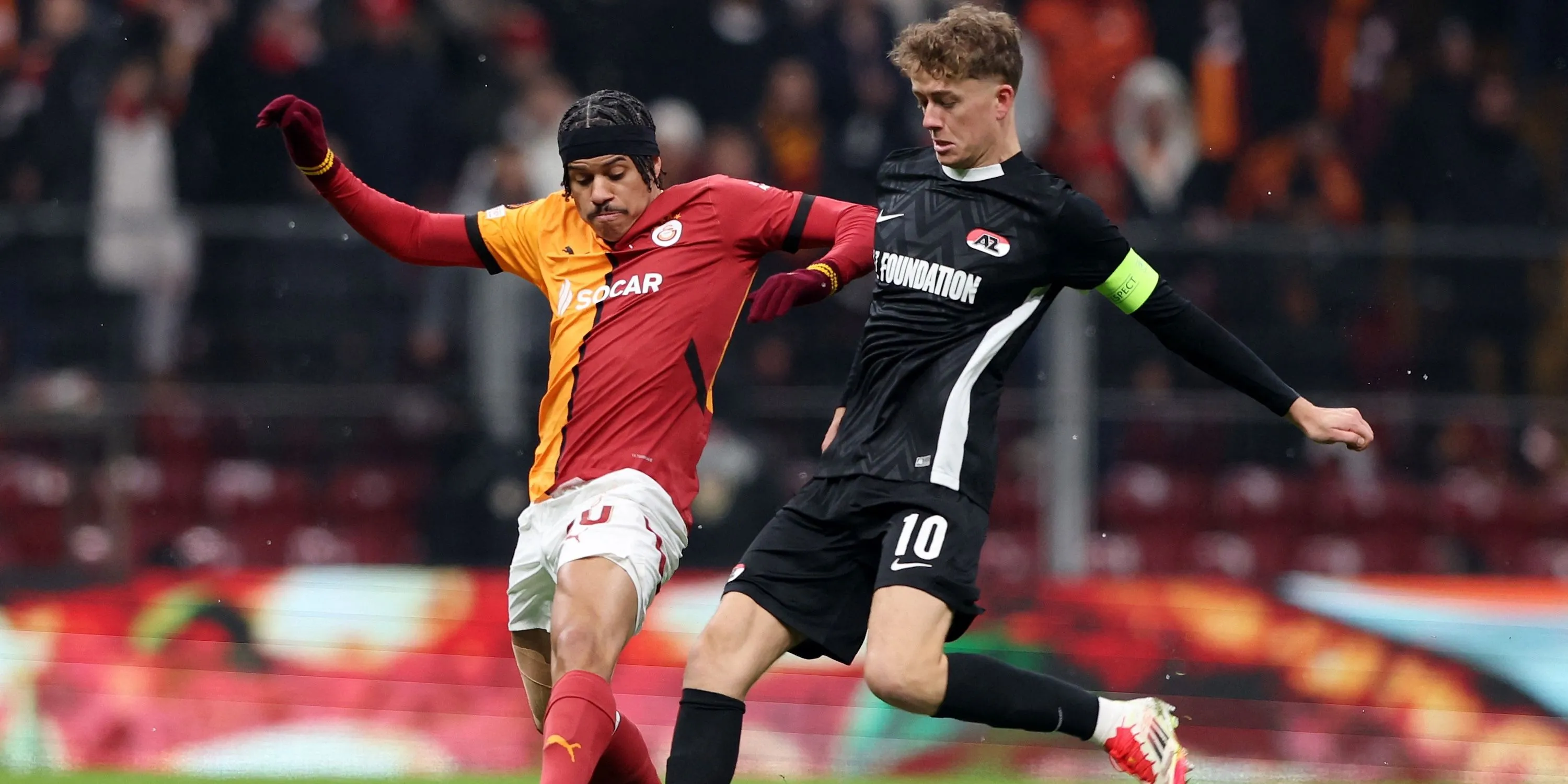 Cầu thủ Gabriel Sara của Galatasaray trong trận đấu với AZ Alkmaar