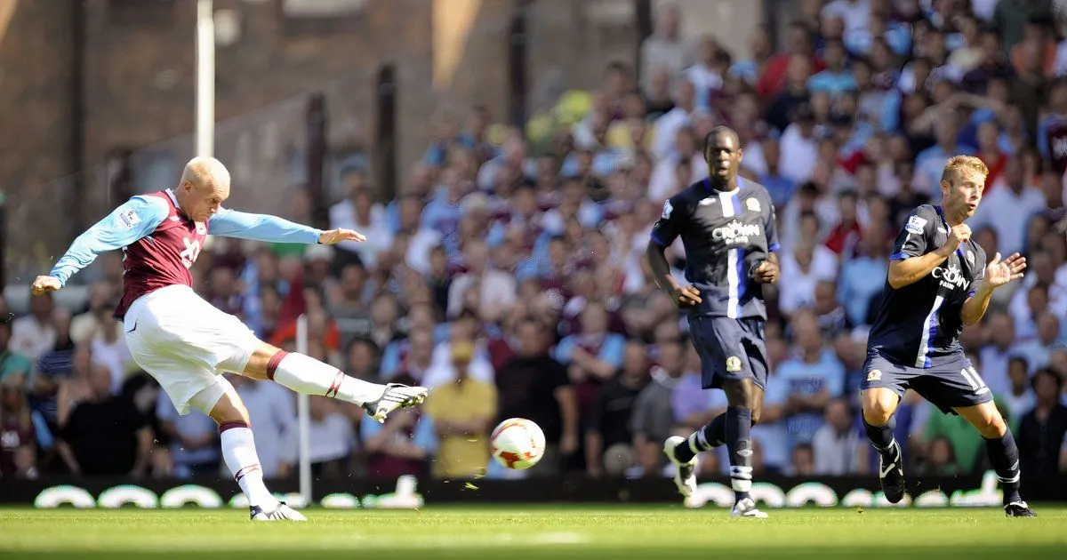 Dean Ashton thi đấu cho West Ham United, tiền đạo tài năng nhưng bị chấn thương cản trở sự nghiệp