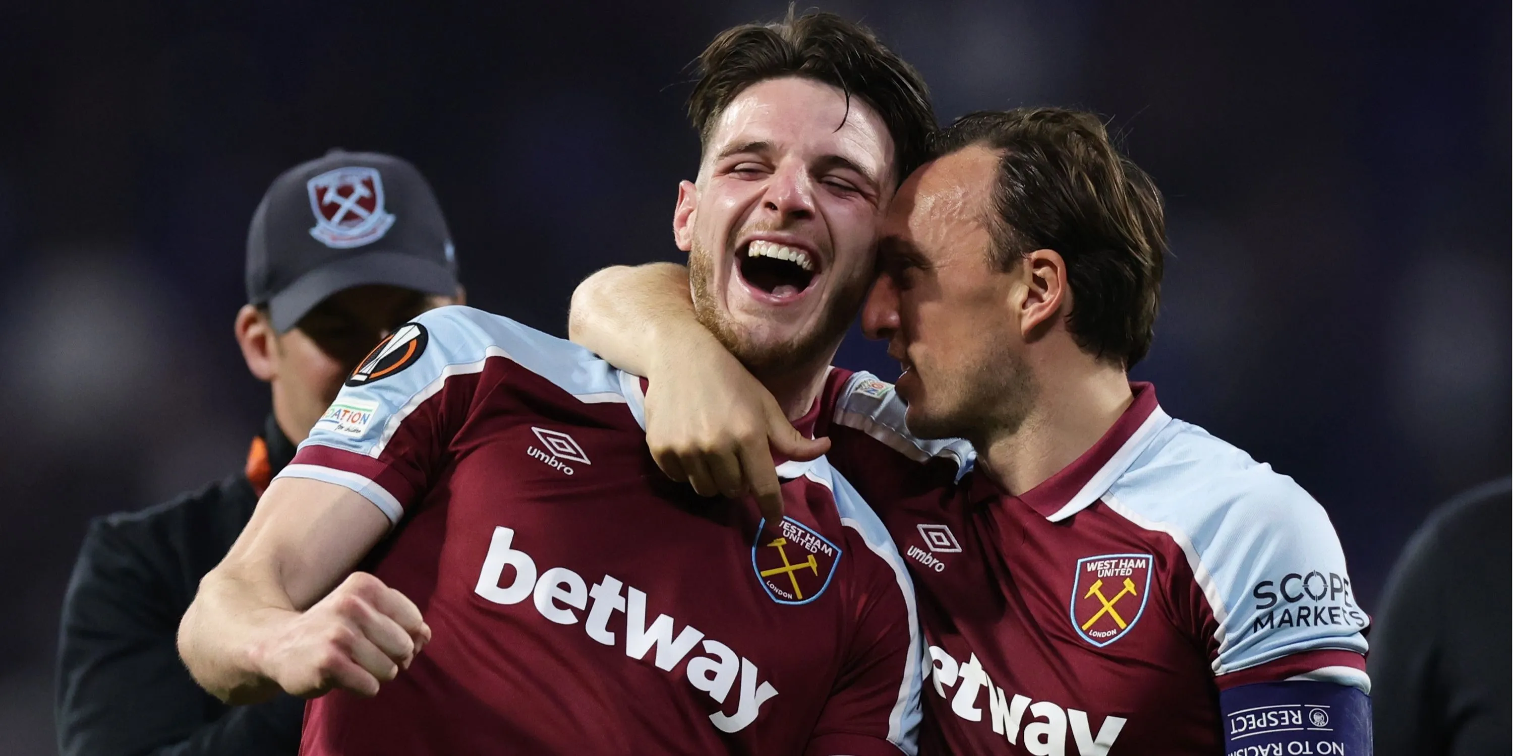 Declan Rice và Dan Chesters trong buổi tập của West Ham United