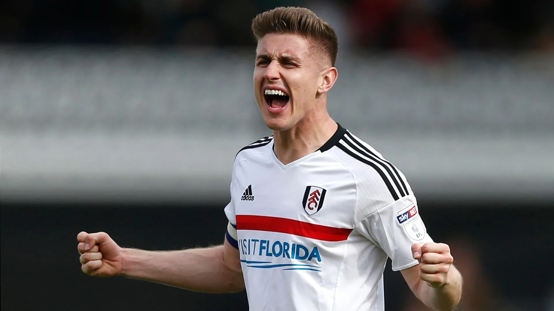 Đội trưởng Tom Cairney của Fulham kiểm soát bóng đỉnh cao