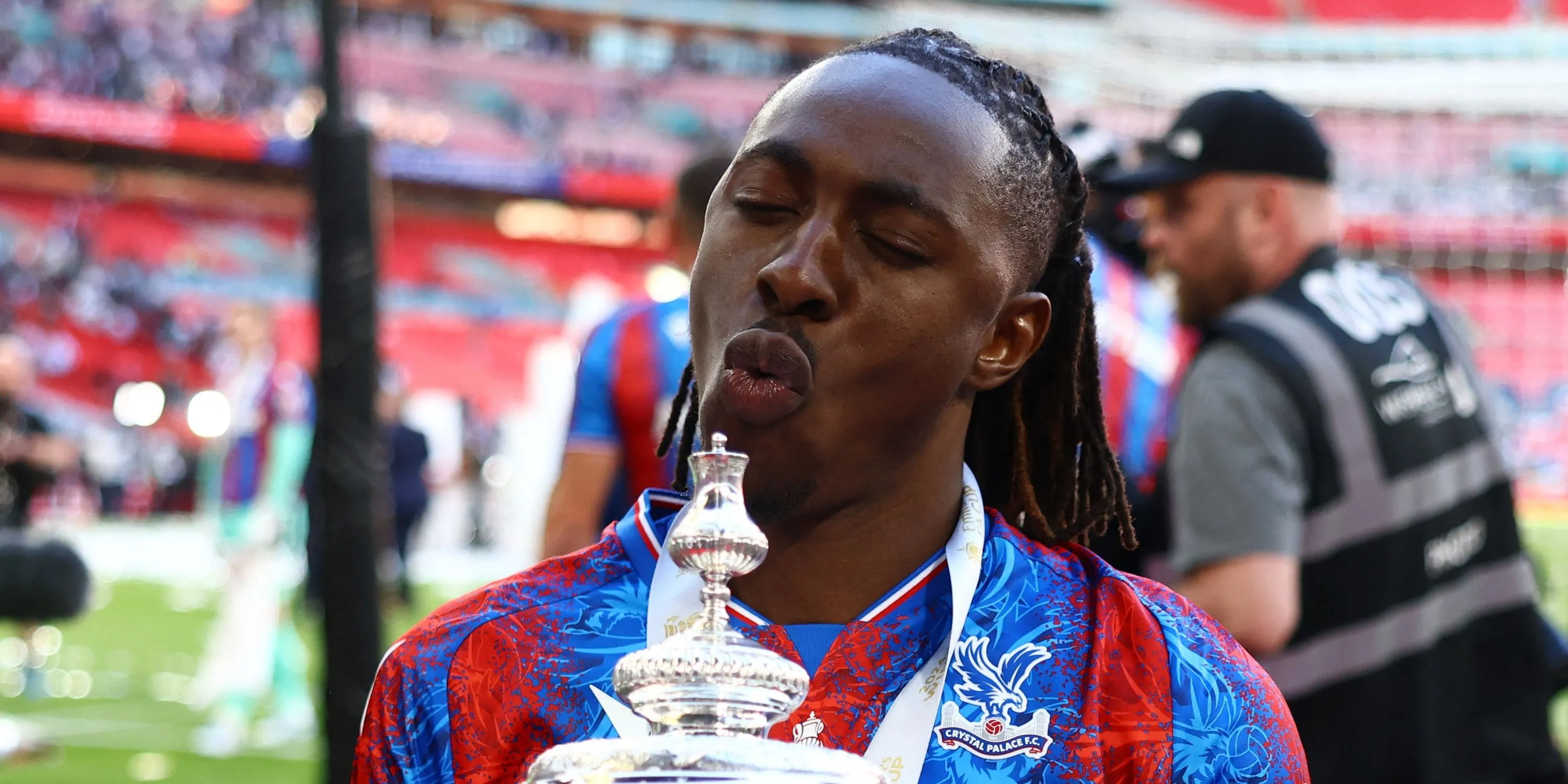 Eberechi Eze ăn mừng cùng Crystal Palace với chức vô địch FA Cup, cho thấy tài năng của cầu thủ này.