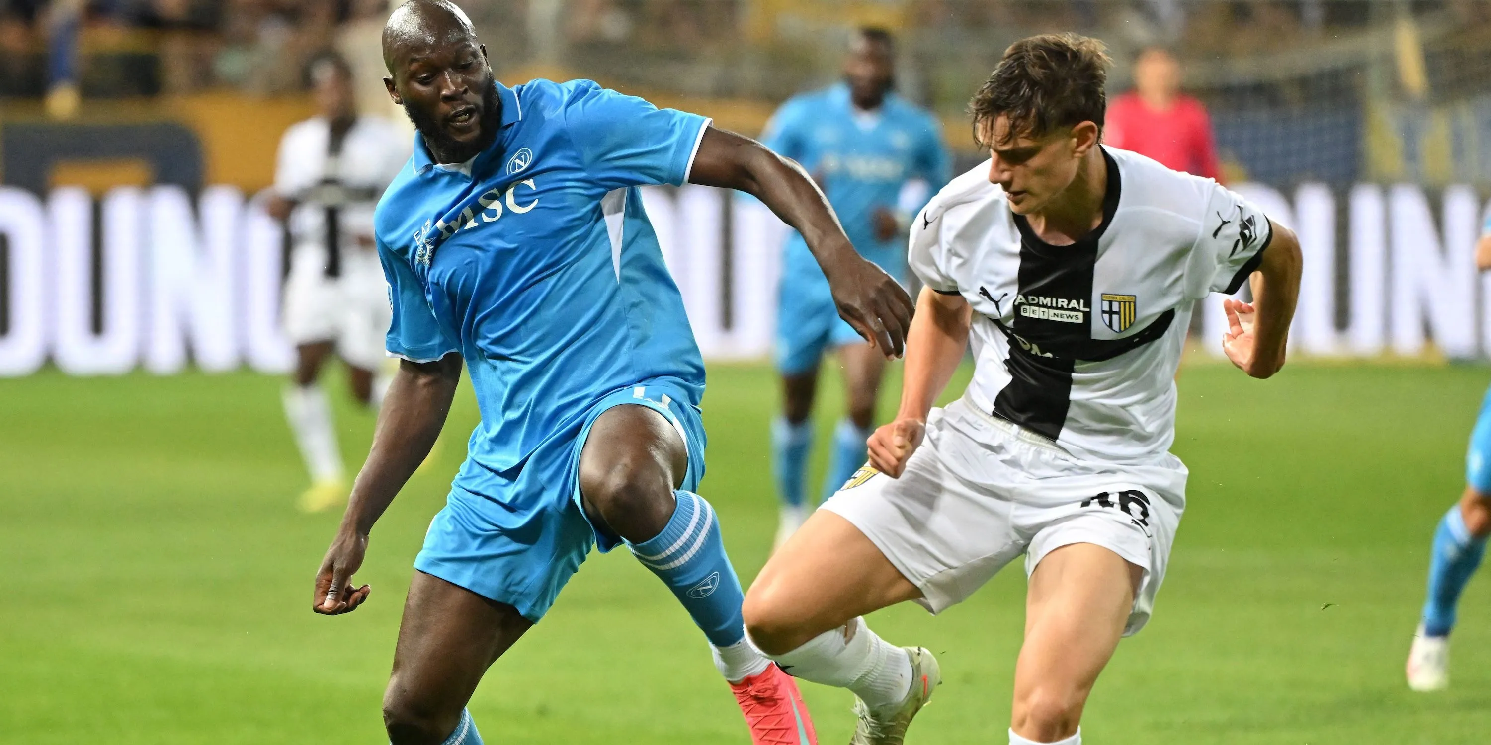 Giovanni Leoni (áo vàng) trong pha tranh chấp với Romelu Lukaku (Napoli) tại Serie A, cho thấy khả năng của trung vệ trẻ