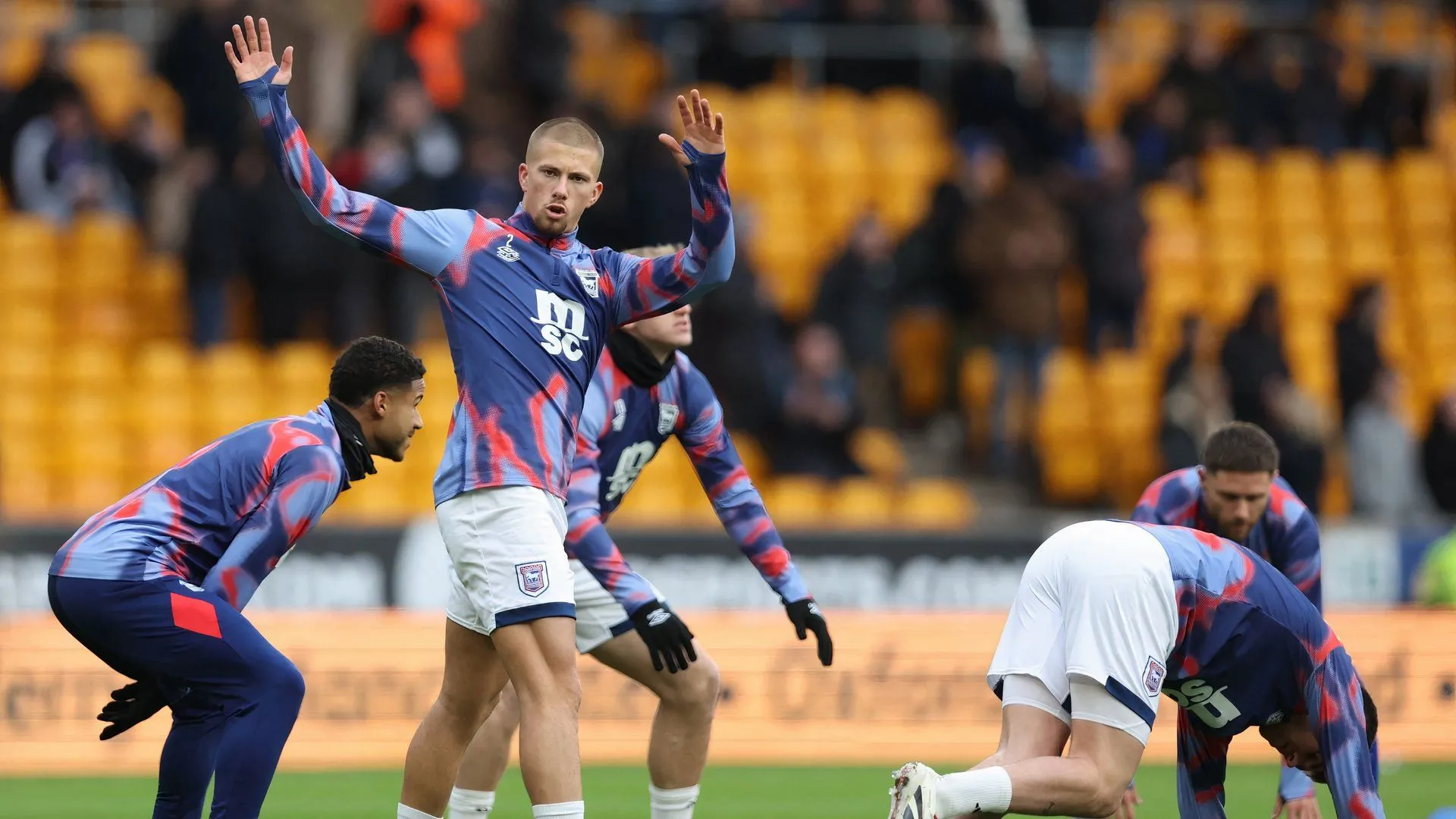 Harry Clarke, hậu vệ của Ipswich Town, đối diện tương lai bất định trước tin đồn Ashley Young gia nhập.
