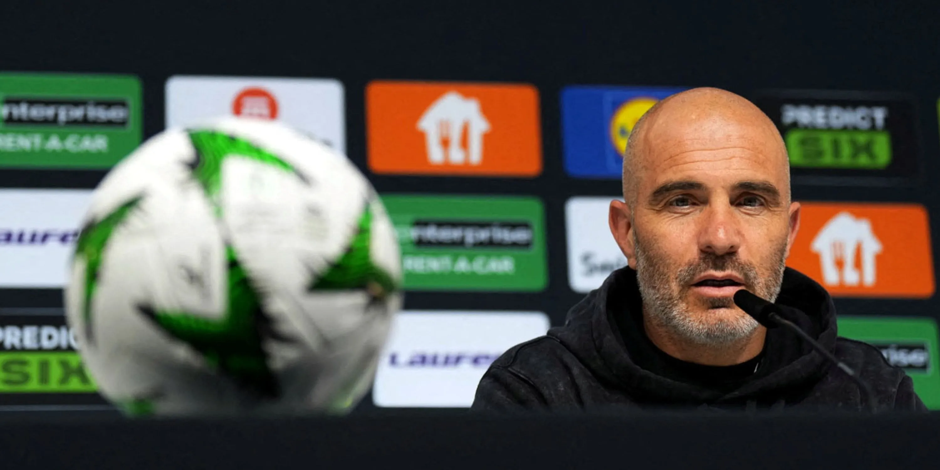 HLV Enzo Maresca cùng ban huấn luyện Chelsea ăn mừng