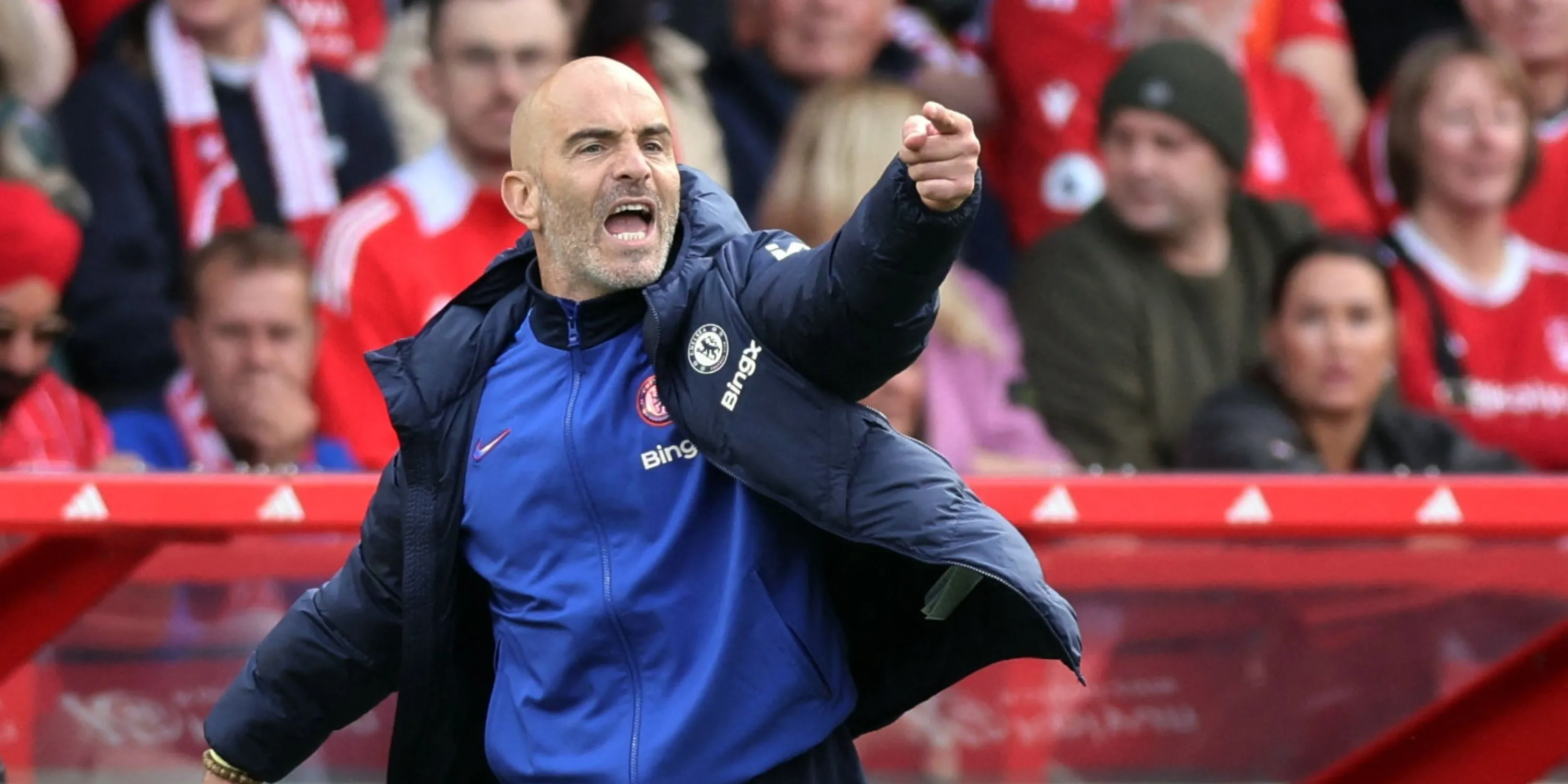 HLV Enzo Maresca trên sân vận động Premier League