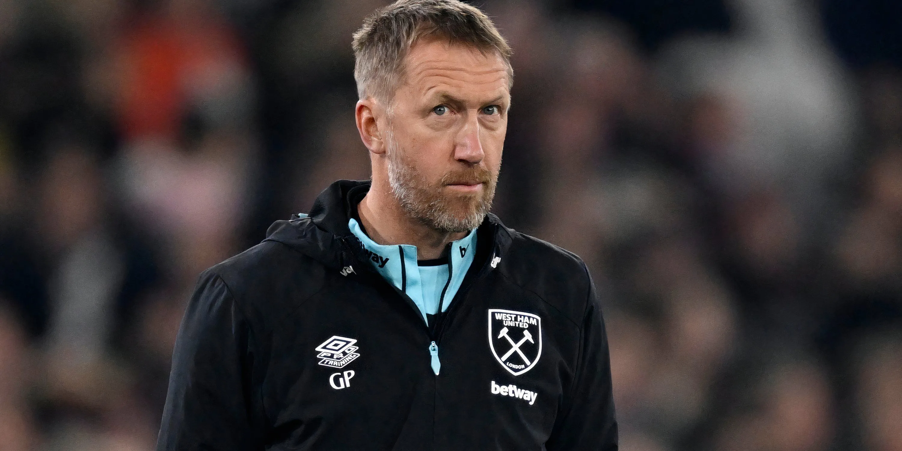 HLV Graham Potter của West Ham nhìn theo dõi trận đấu