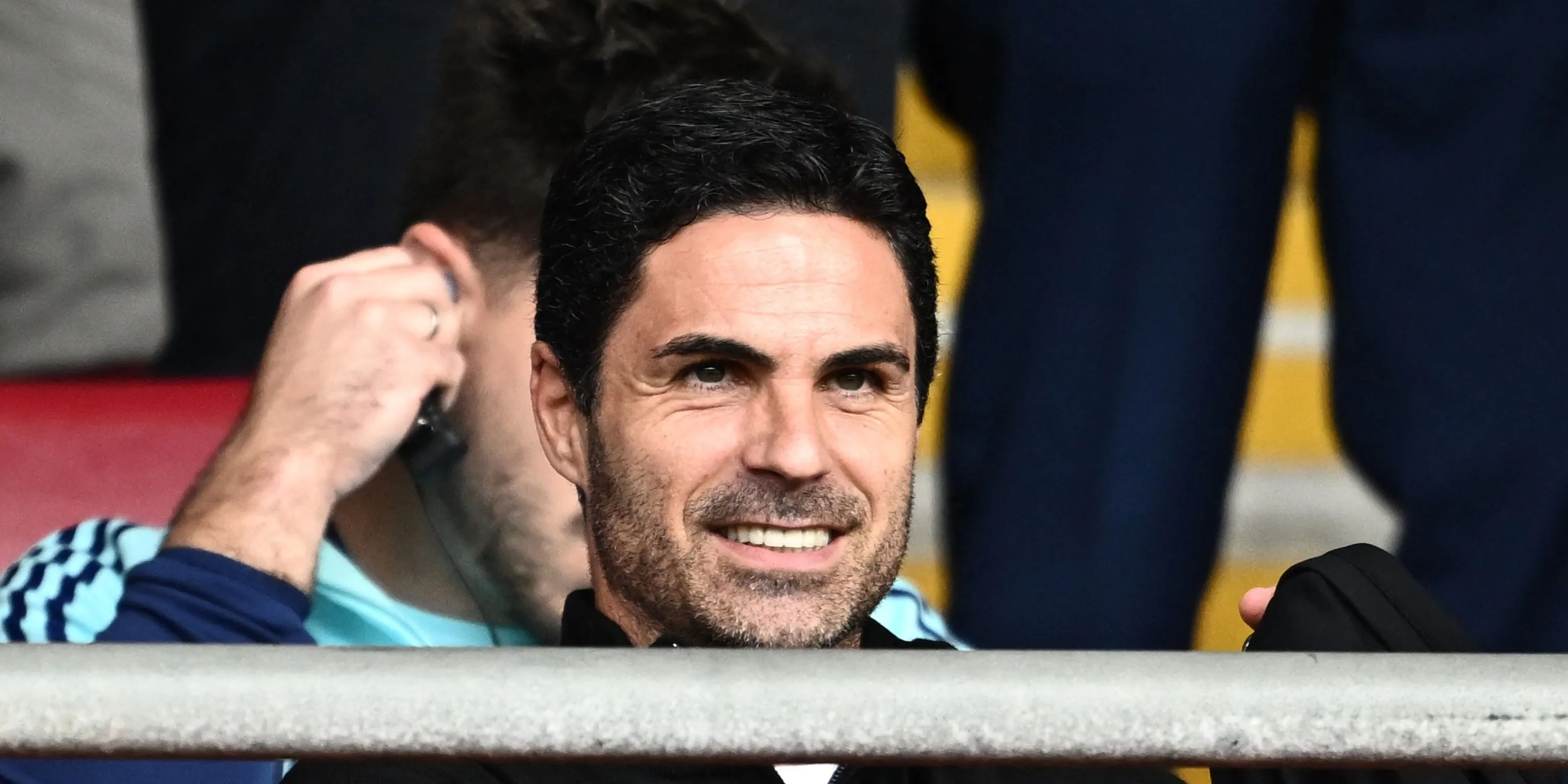 HLV Mikel Arteta chỉ đạo trên sân cho Arsenal