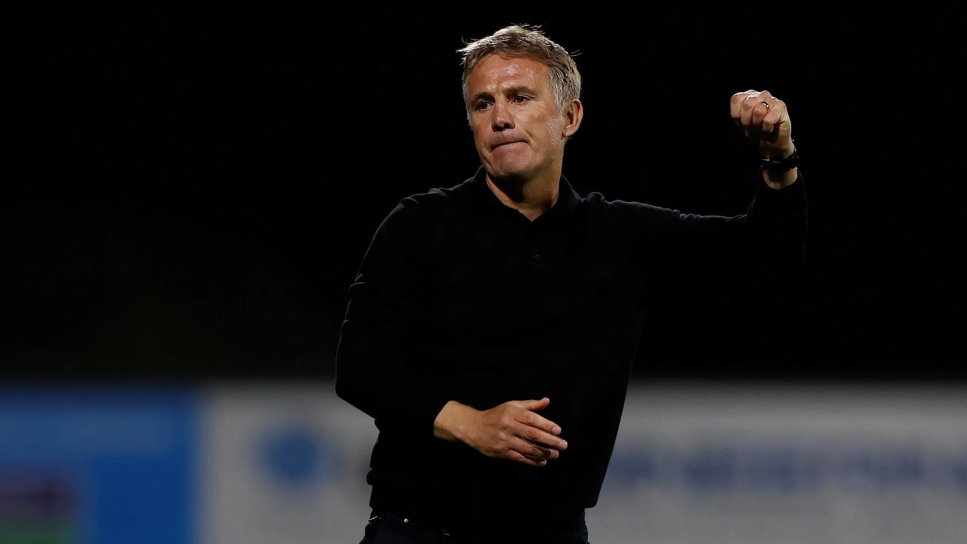 HLV Phil Parkinson của Wrexham thể hiện sự quyết tâm trong nỗ lực xây dựng đội hình chinh chiến Championship.