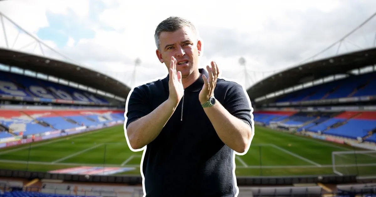 HLV Steven Schumacher tại sân vận động Toughsheet Community Stadium, nơi Bolton đang tái cấu trúc