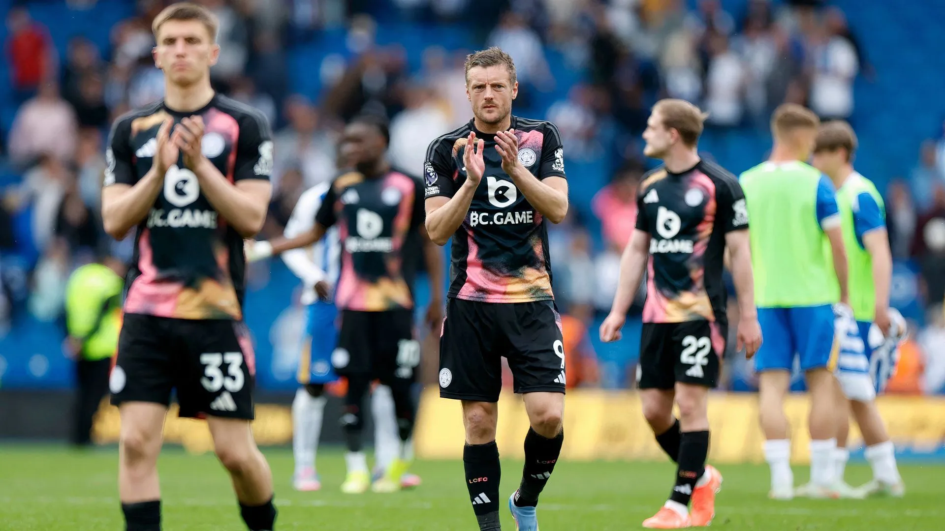 Jamie Vardy ăn mừng cùng cầu thủ Leicester City, biểu tượng bất diệt của Bầy Cáo