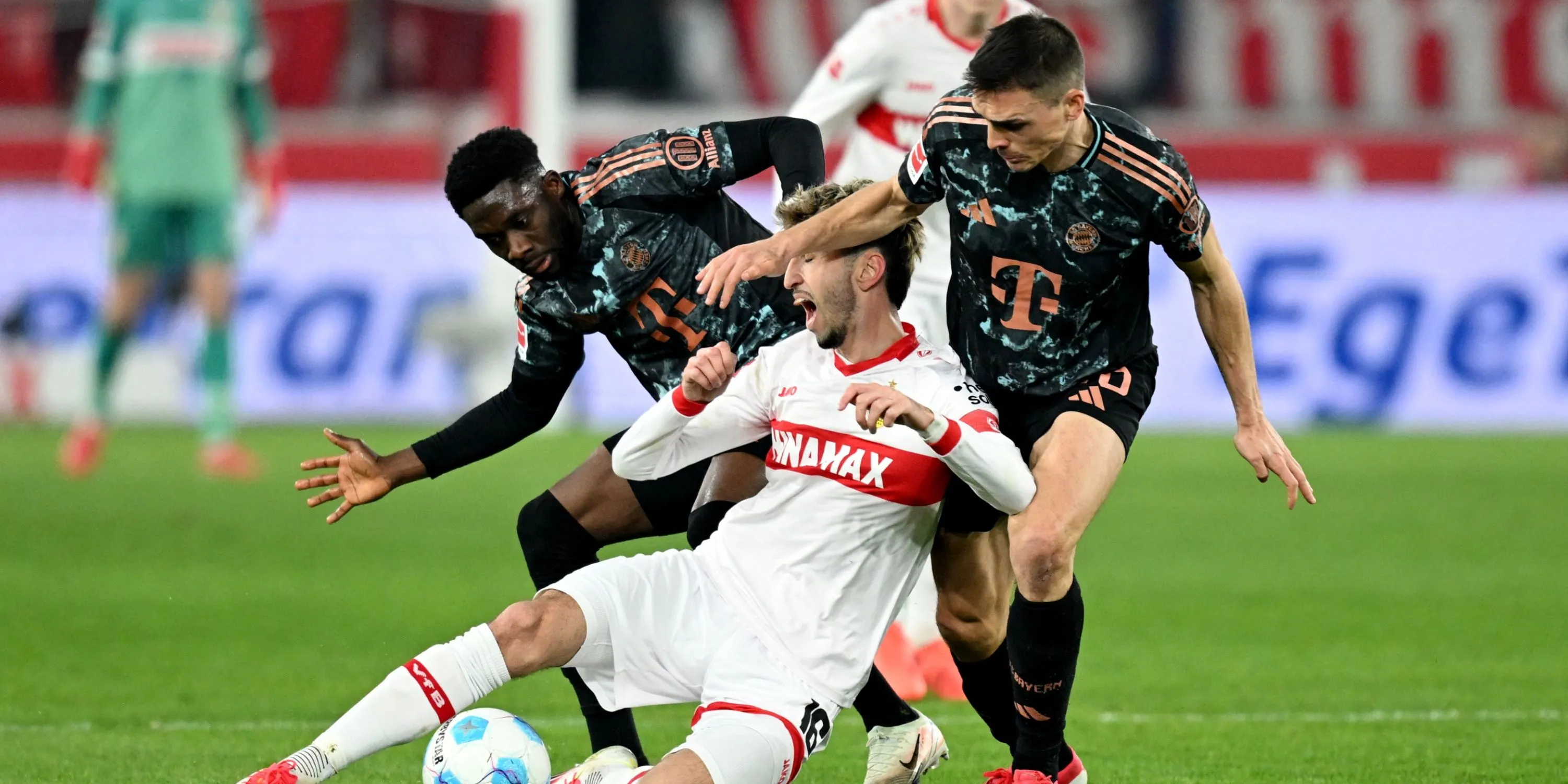 João Palhinha của Bayern Munich tranh chấp bóng quyết liệt, thể hiện khả năng đánh chặn ấn tượng