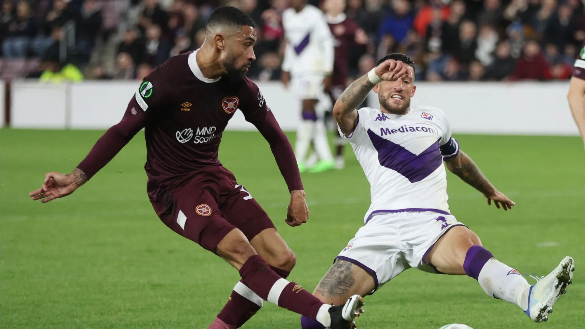 Josh Ginnelly ăn mừng bàn thắng trong thời gian thi đấu thăng hoa cho Hearts trước khi gia nhập Swansea.