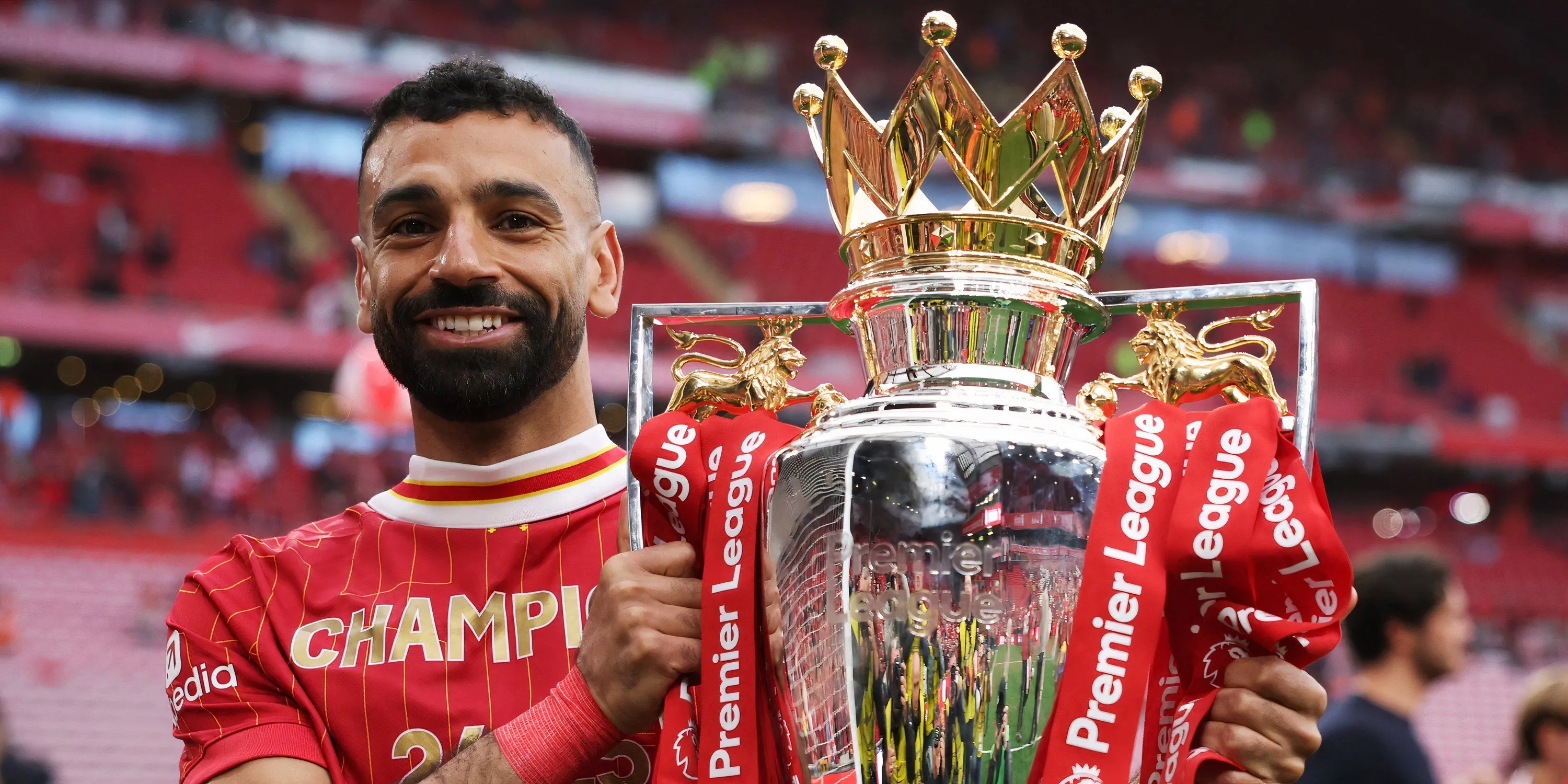 Mohamed Salah và chiếc cúp Premier League của Liverpool, biểu tượng cho thành công chiêu mộ cầu thủ Serie A