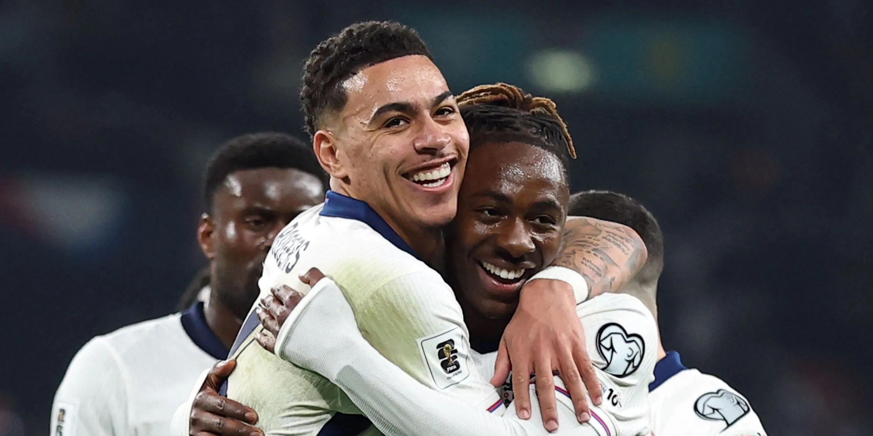 Morgan Rogers (trái) trong màu áo đội tuyển Anh, mục tiêu 100 triệu bảng của Chelsea