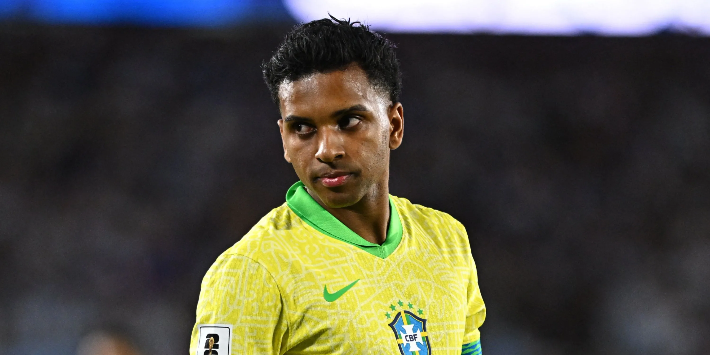 Rodrygo của Real Madrid đối đầu một đội bóng Ngoại hạng Anh, cho thấy sự quan tâm từ các CLB Premier League