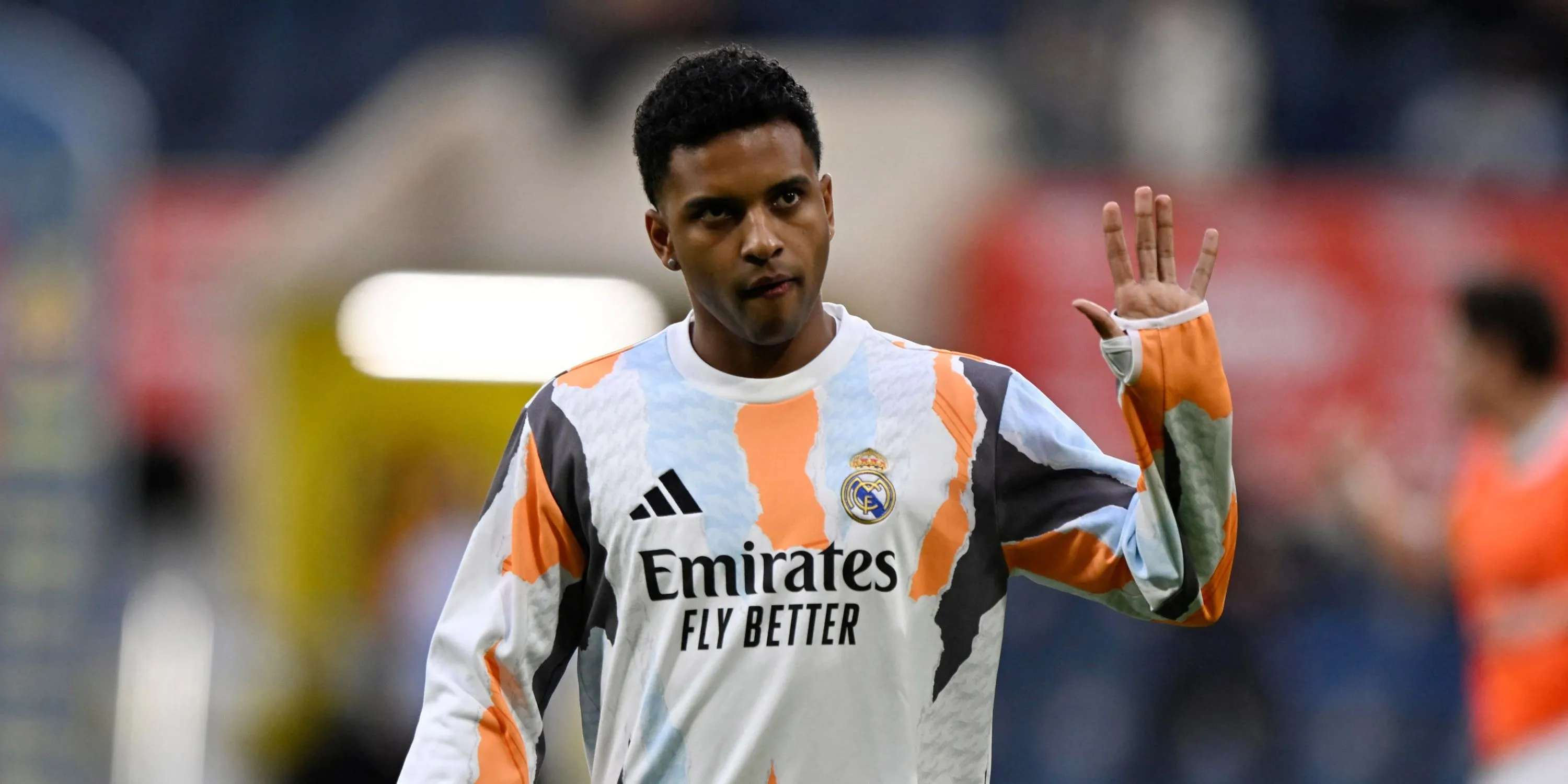Rodrygo trong pha tranh chấp, minh họa khả năng thắng đấu tay đôi của tiền đạo Real Madrid