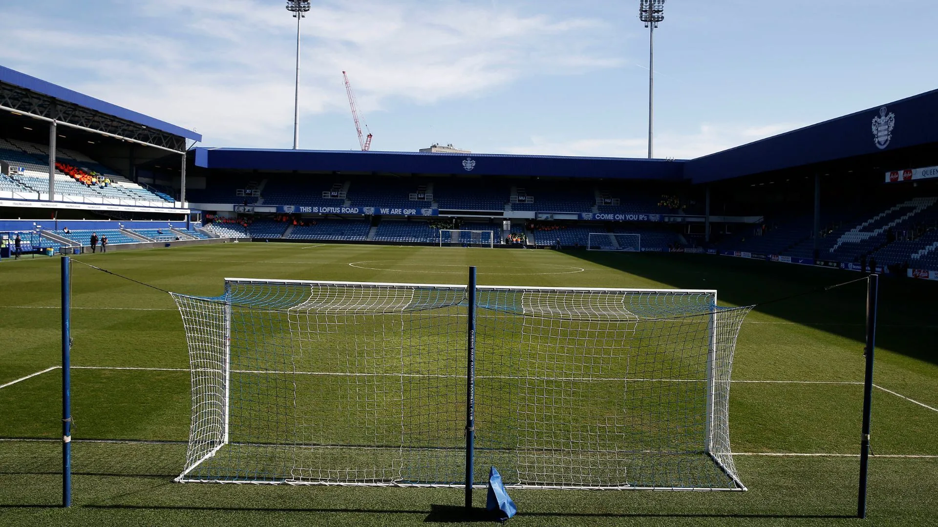 Sân Loftus Road, biểu tượng của Queens Park Rangers, nơi tương lai của Alfie Lloyd đang bị đặt dấu hỏi