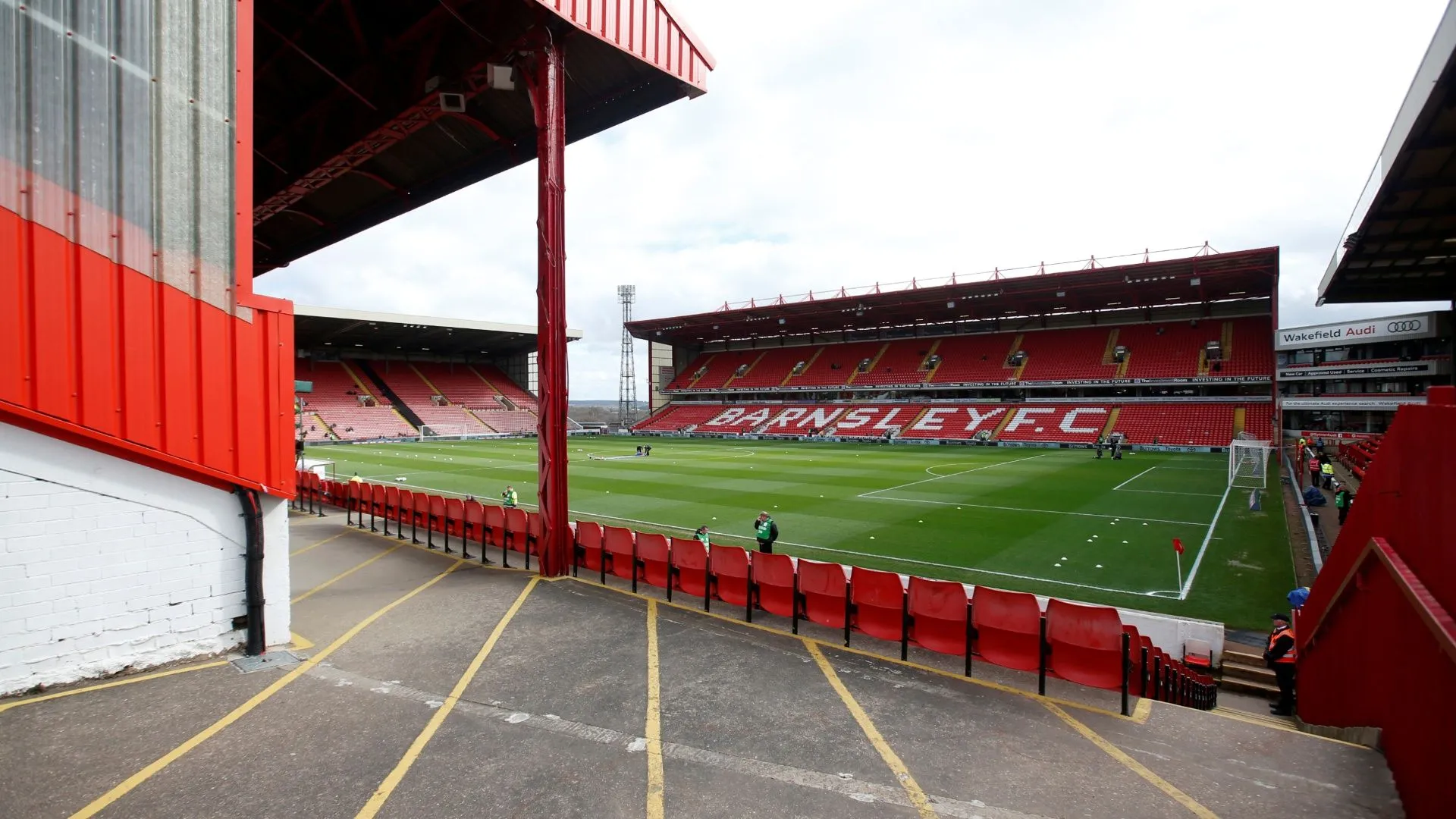 Sân vận động Oakwell của Barnsley với khán đài đông kín người hâm mộ